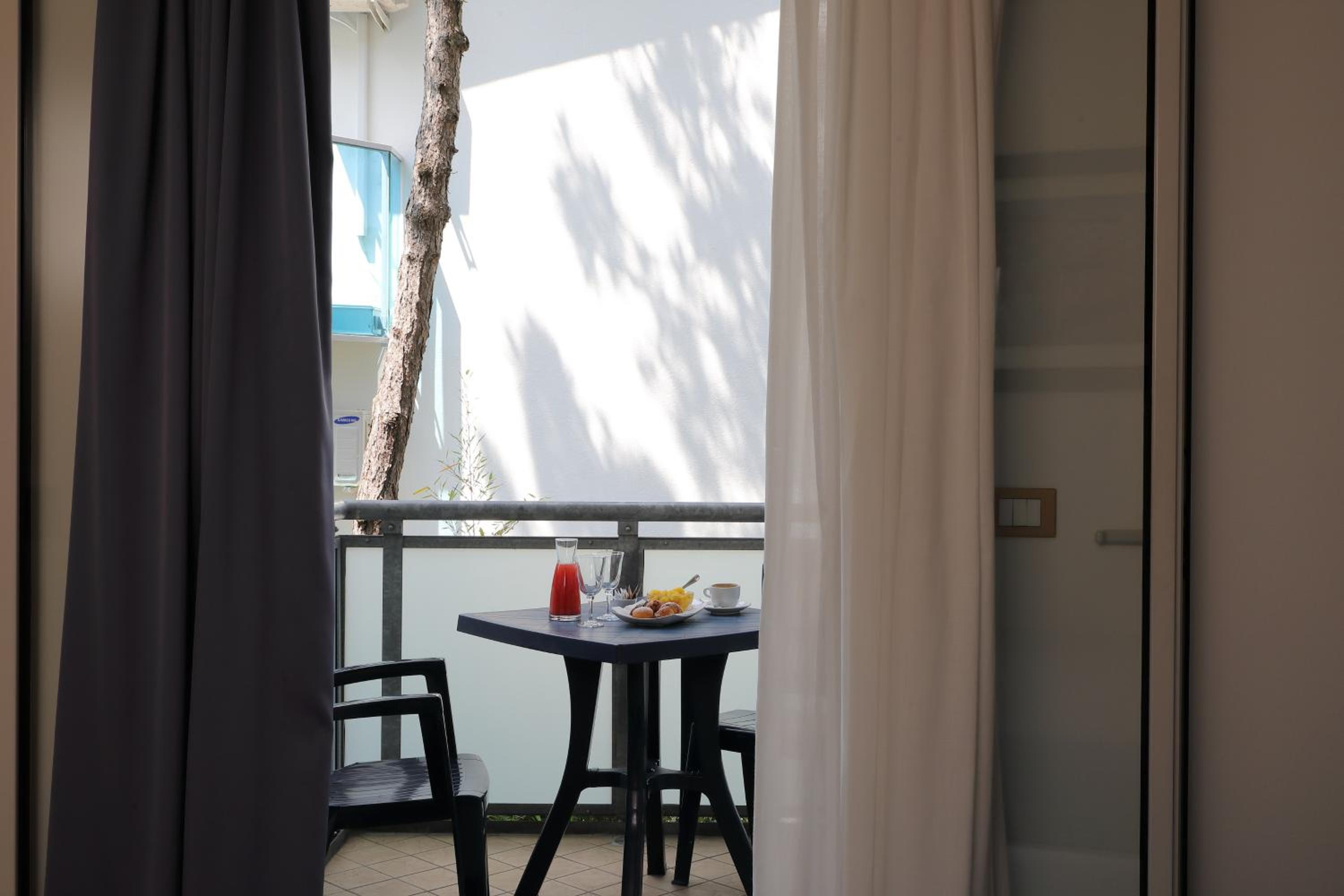 Double Room with Balcony - Photo 29