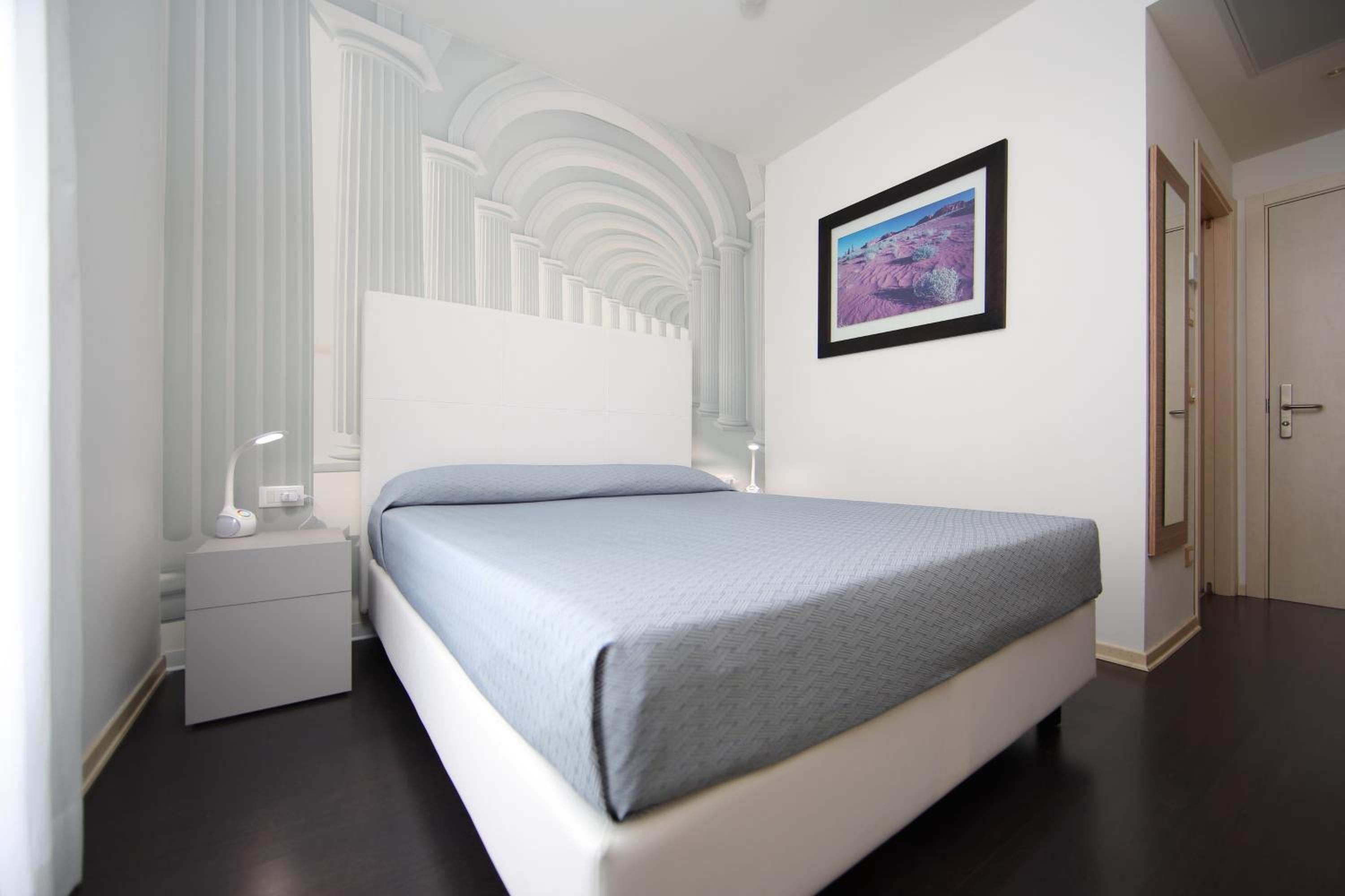 Double Room with Balcony - Photo 6