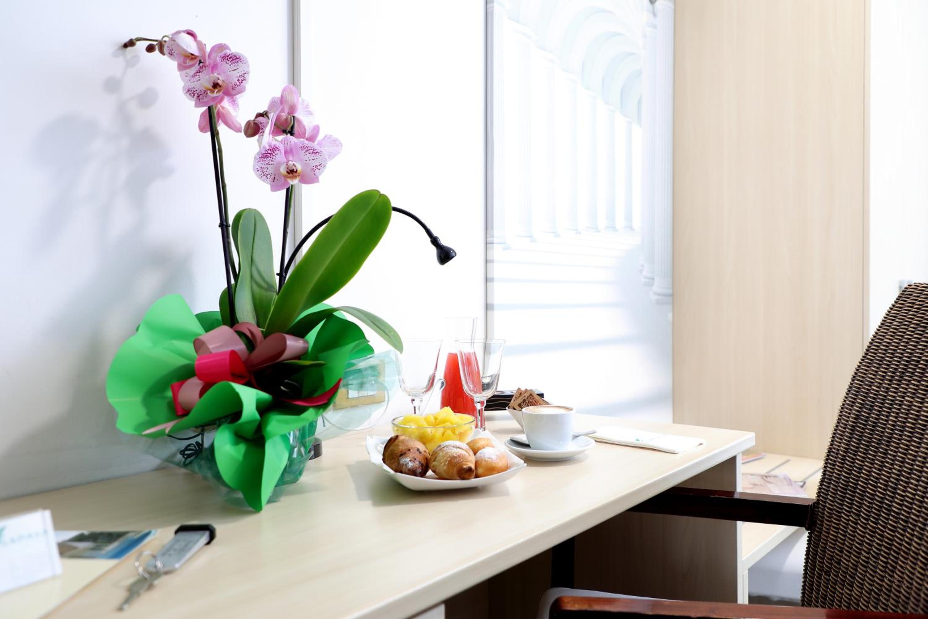 Double Room with Balcony - Photo 16