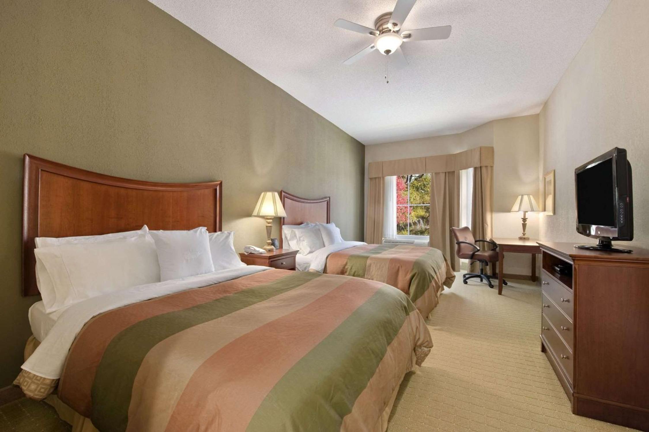 One-Bedroom Queen Suite with Two Queen Beds - Non-Smoking - Photo 1