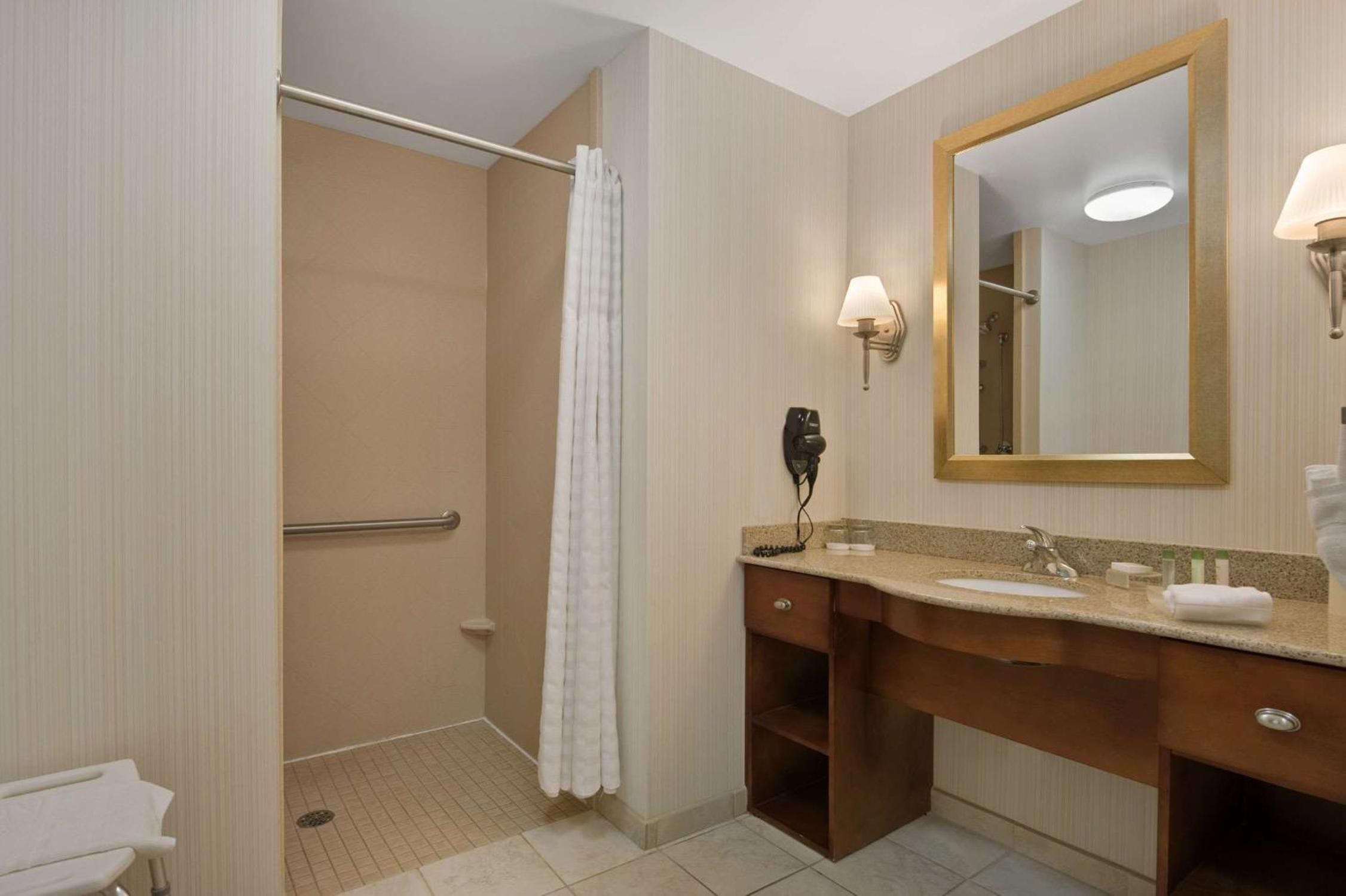 Suite with Two Queen Beds and Roll-In Shower - Mobility and Hearing Access/Non-Smoking - Photo 3
