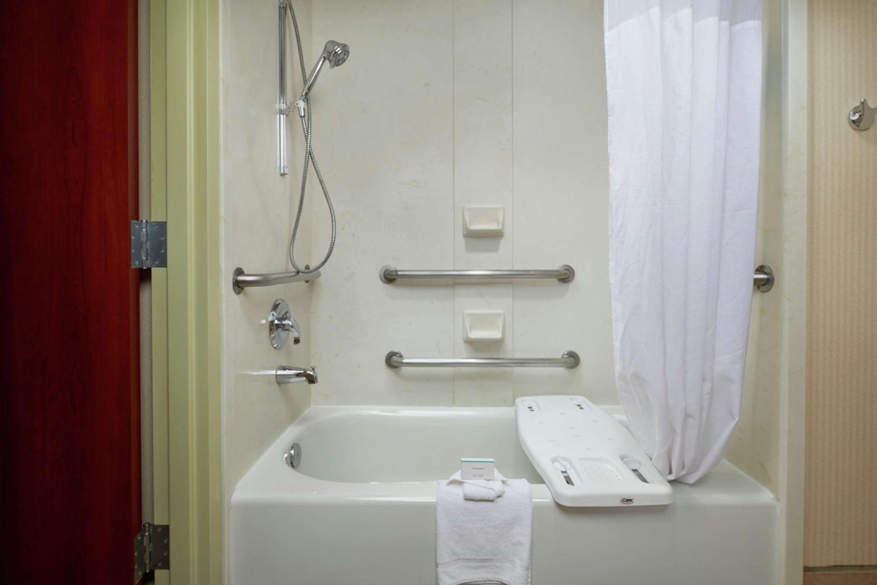 Queen Room with Two Queen Beds - Hearing Access/Non-Smoking photo 1