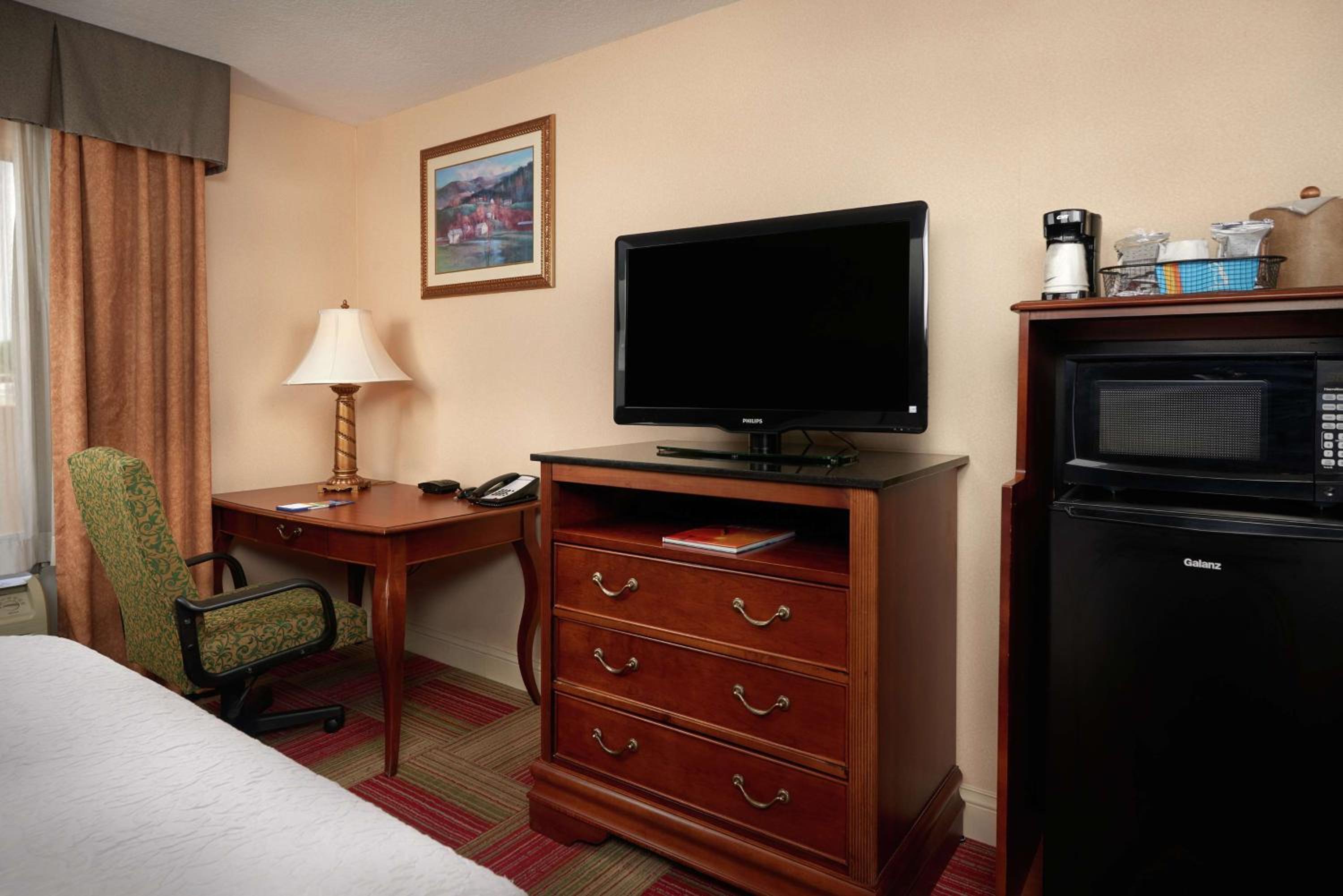 Room with Two Queen Beds - Non-Smoking - Photo 2