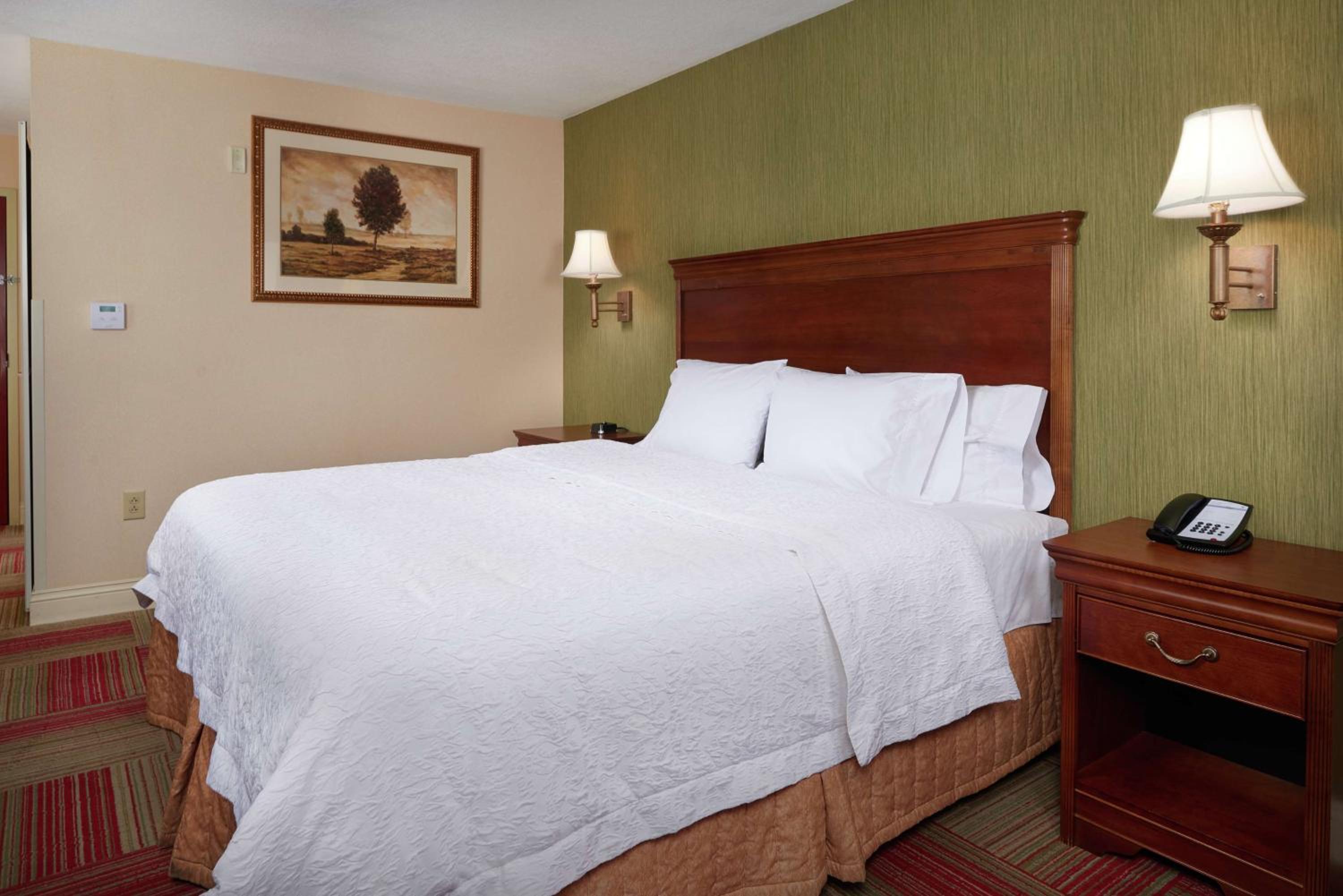 King Room with King Bed - Non-Smoking - Photo 2