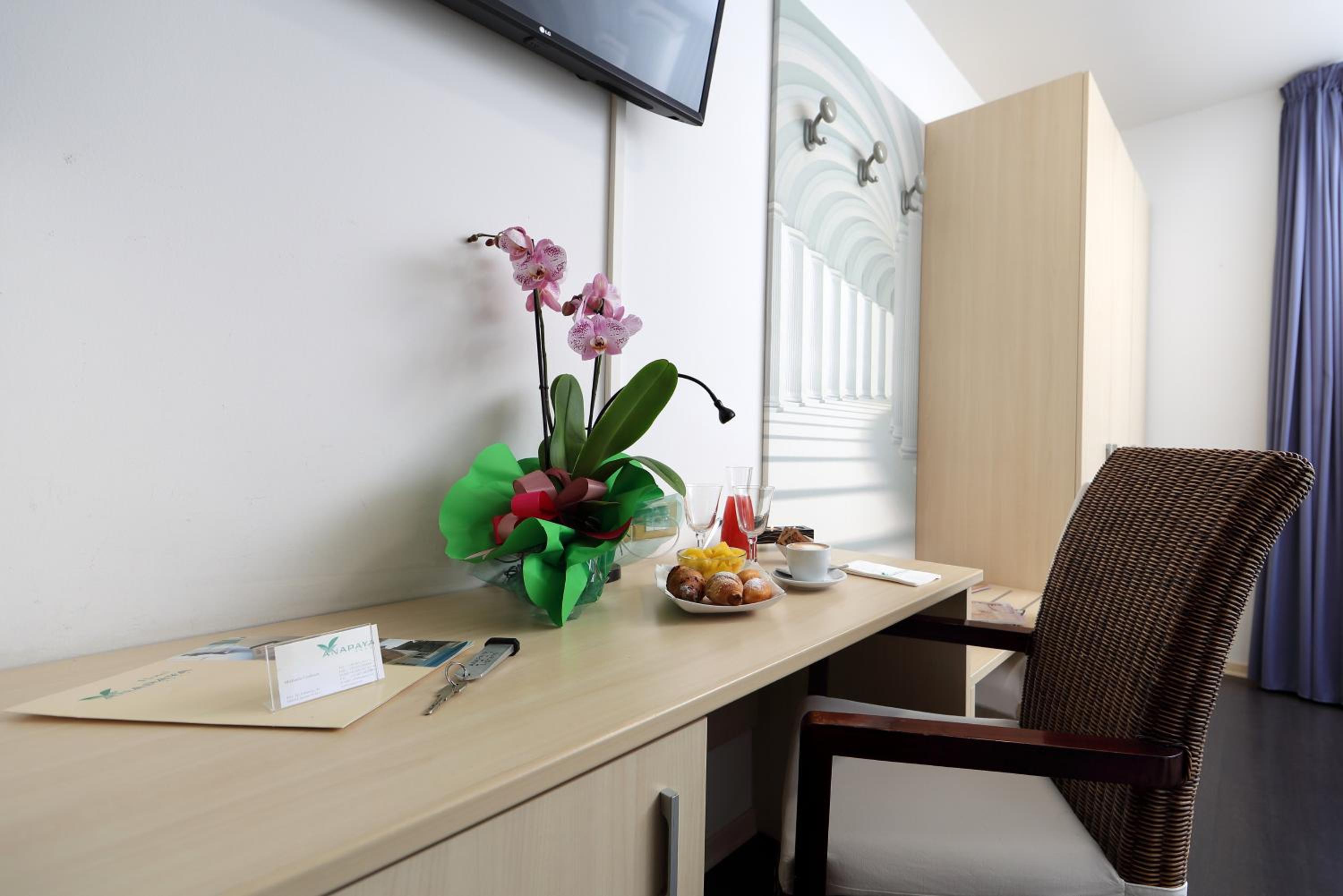 Double Room with Balcony - Photo 8