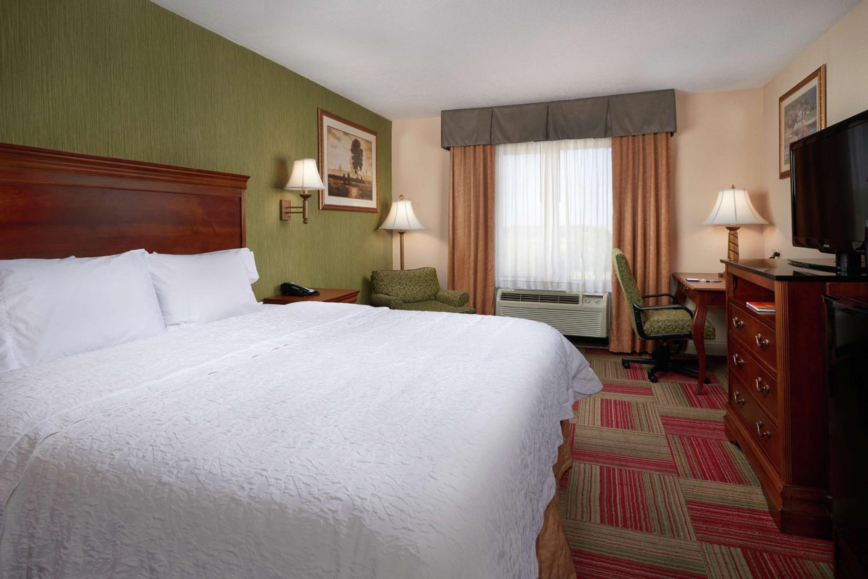 King Room with King Bed - Non-Smoking - Photo 4