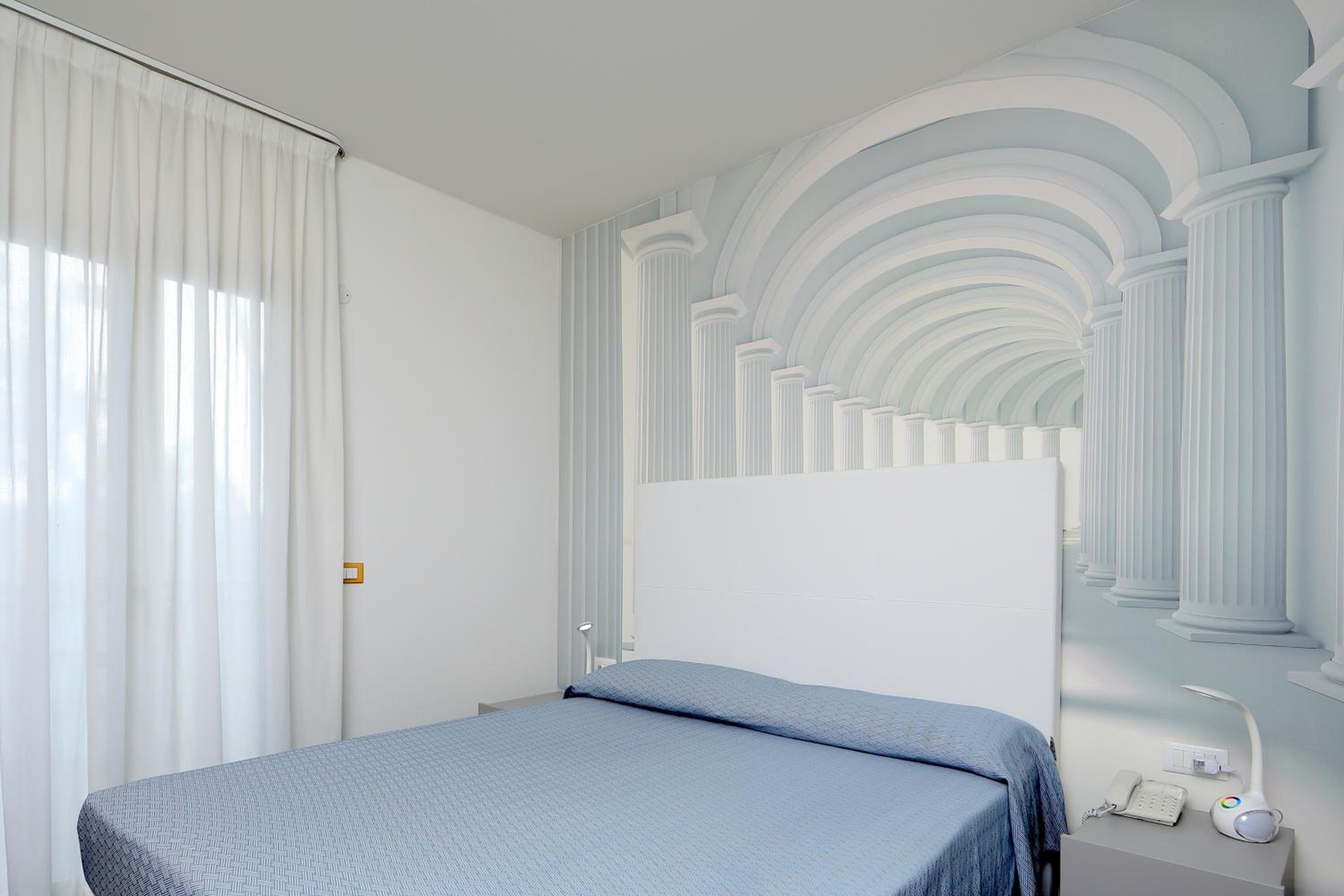 Double Room with Balcony - Photo 9