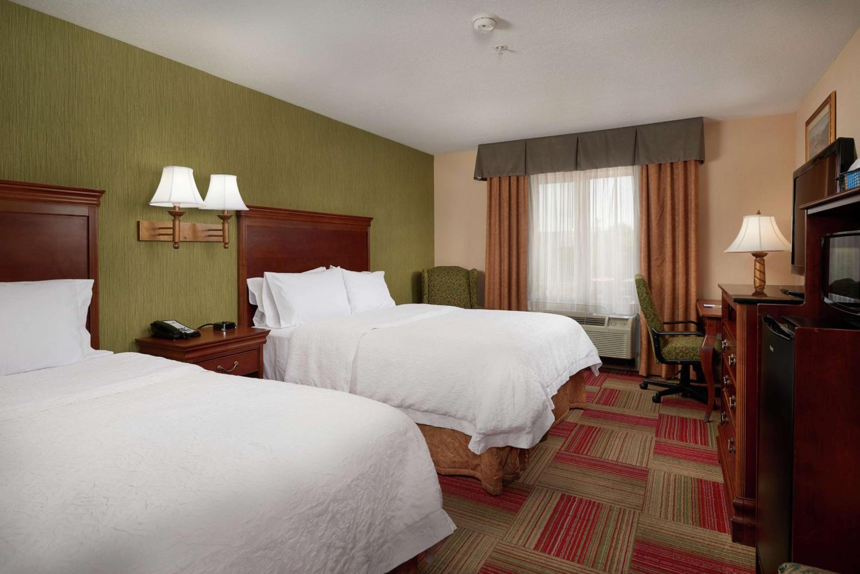 Room with Two Queen Beds - Non-Smoking - Photo 3
