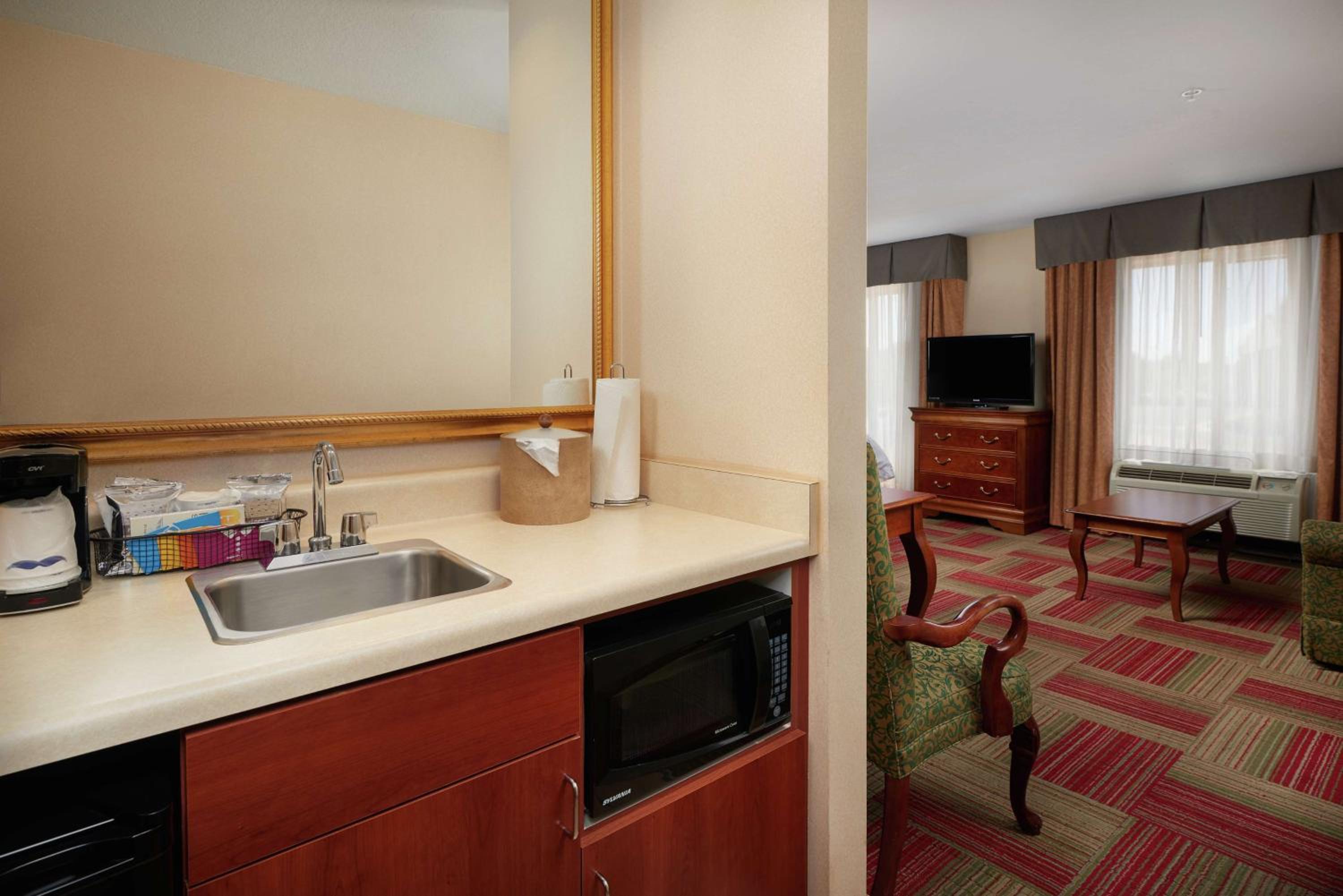 Studio Suite with Two Queen Beds and Sofa Bed - Non-Smoking - Photo 2