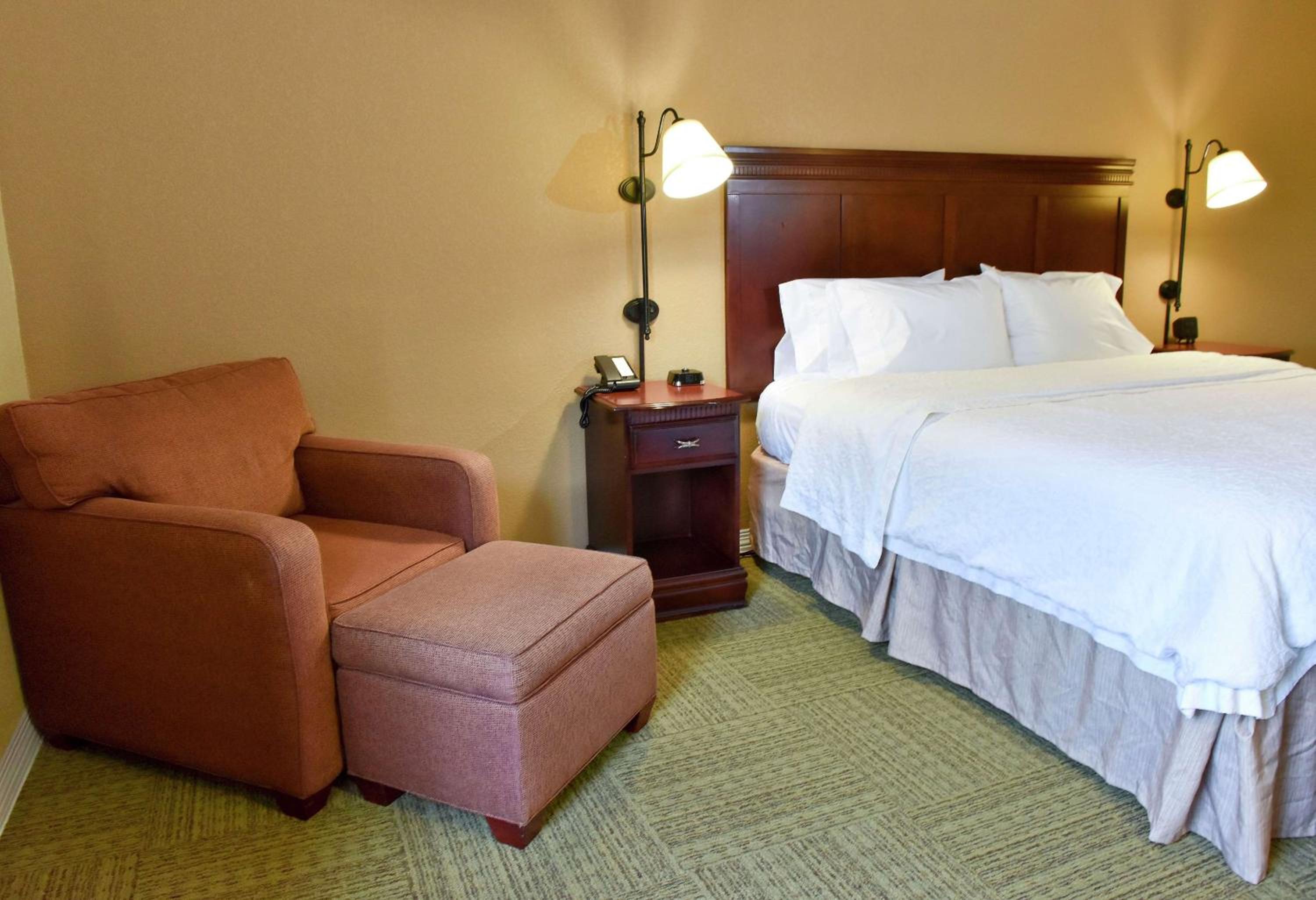 King Room with King Bed - Non-Smoking - Photo 1
