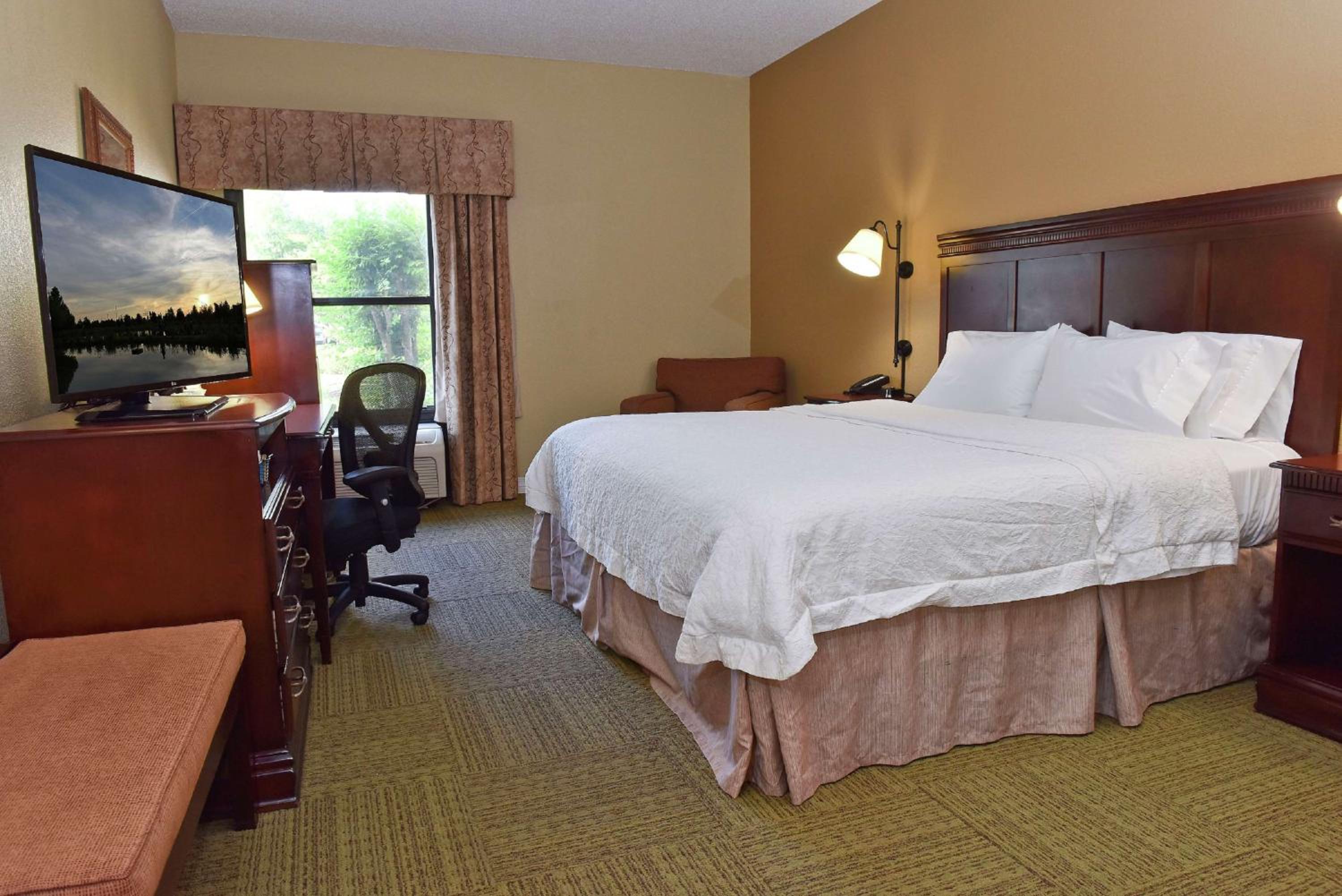 King Room with King Bed - Non-Smoking - Photo 2