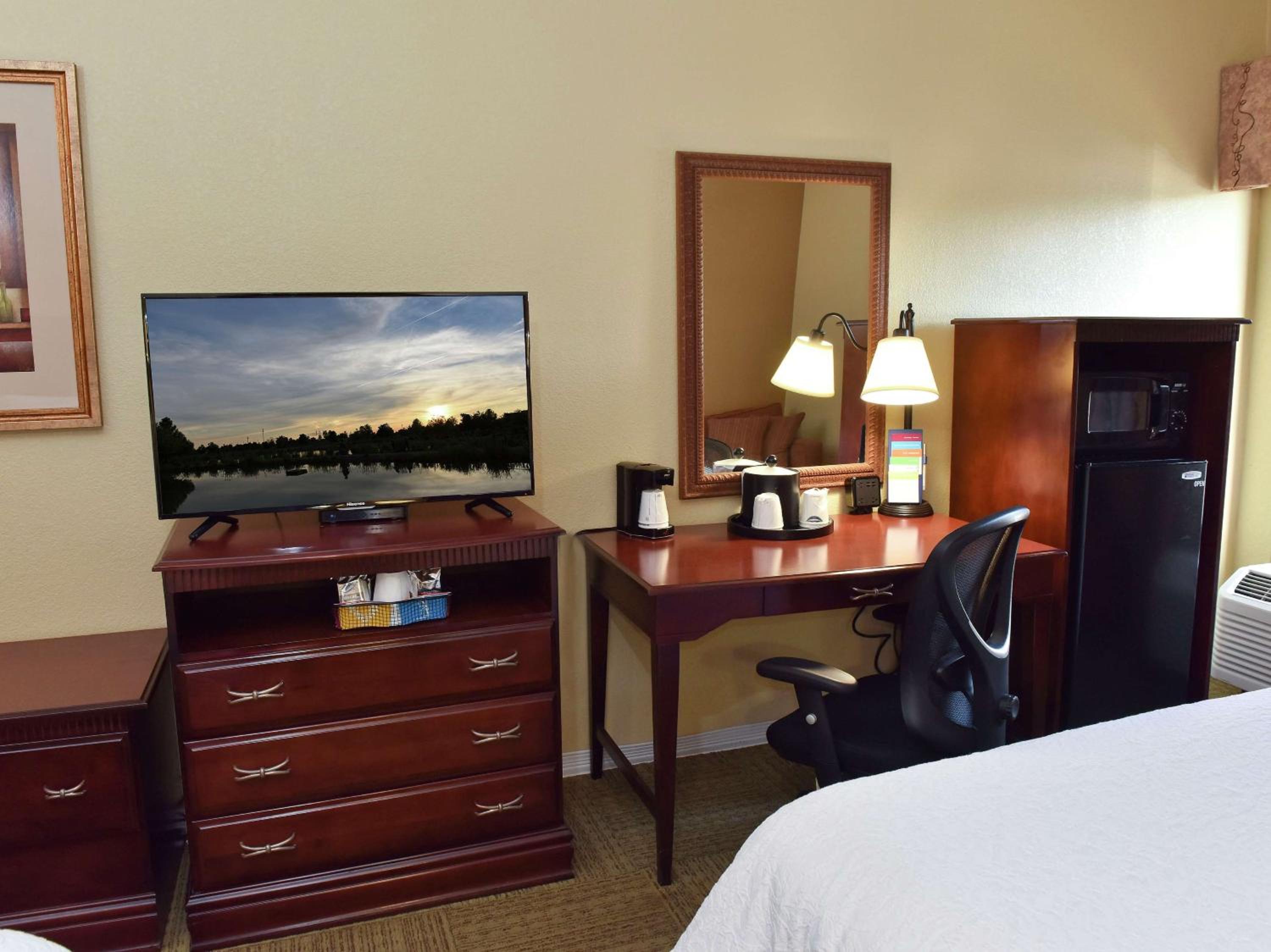 Room with Two Queen Beds - Non-Smoking - Photo 2