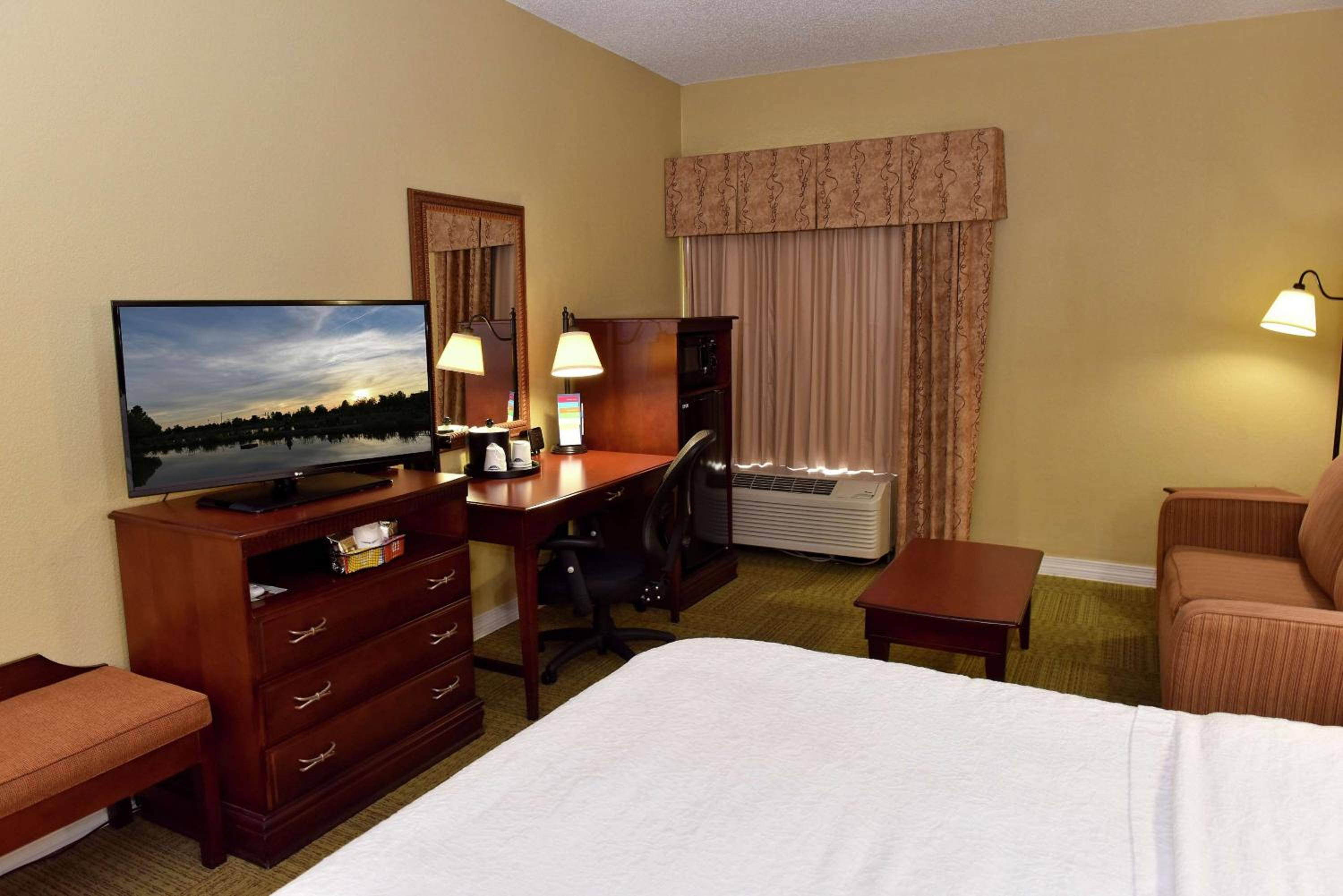 King Room with Sofa Bed and Study - Non-Smoking - Photo 2