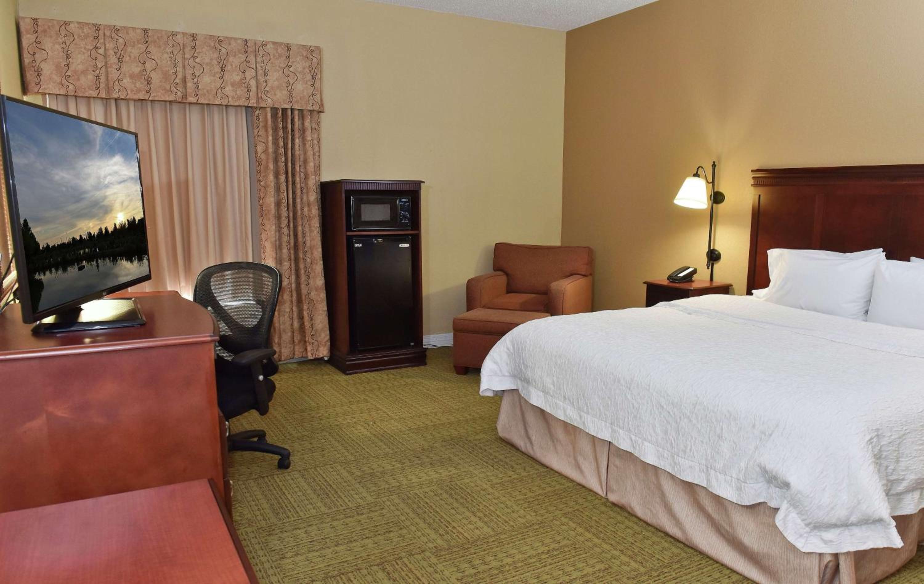 Queen Room with Mobility Access/Non-Smoking - Photo 4