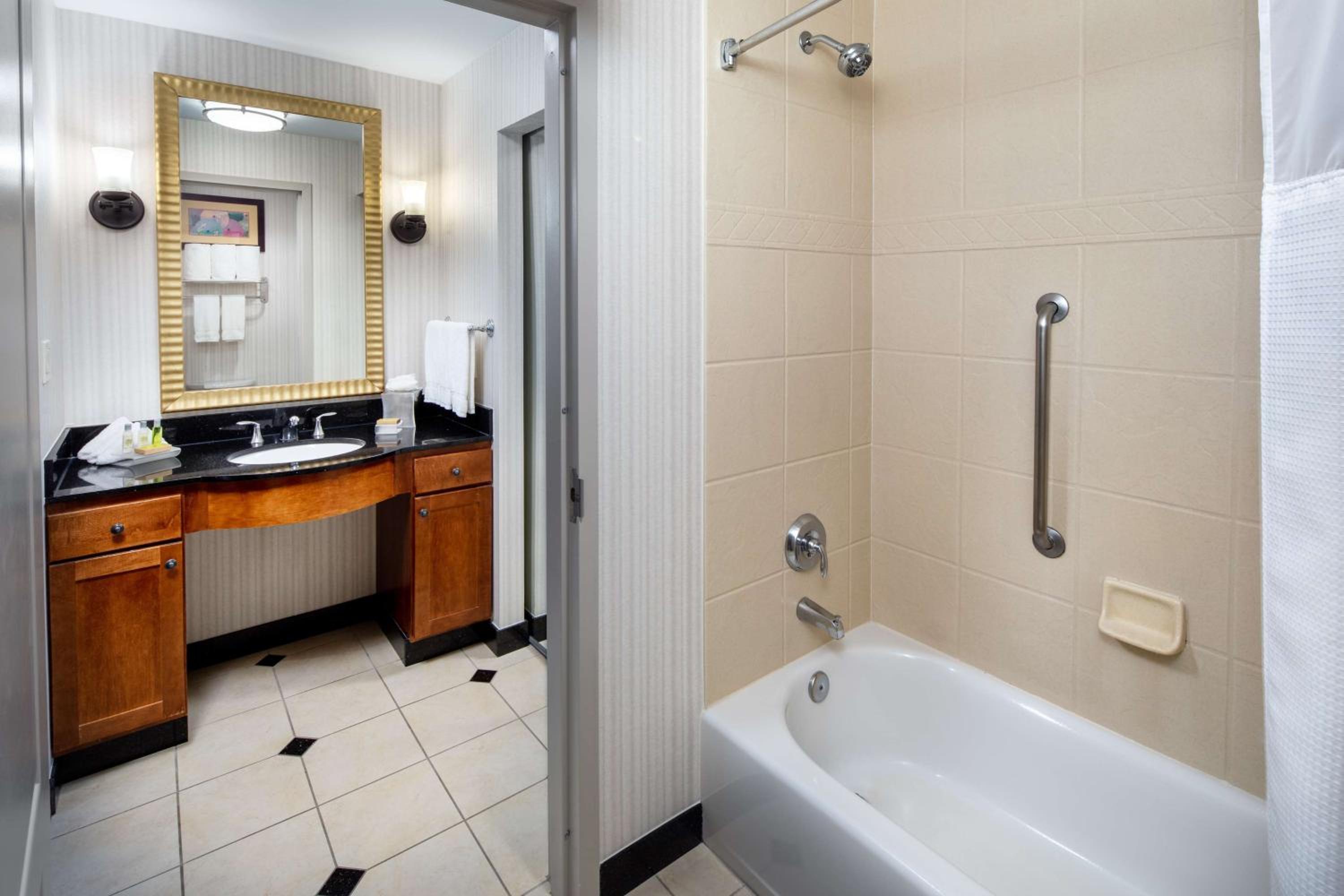 One-Bedroom King Suite - Non-Smoking - Photo 4