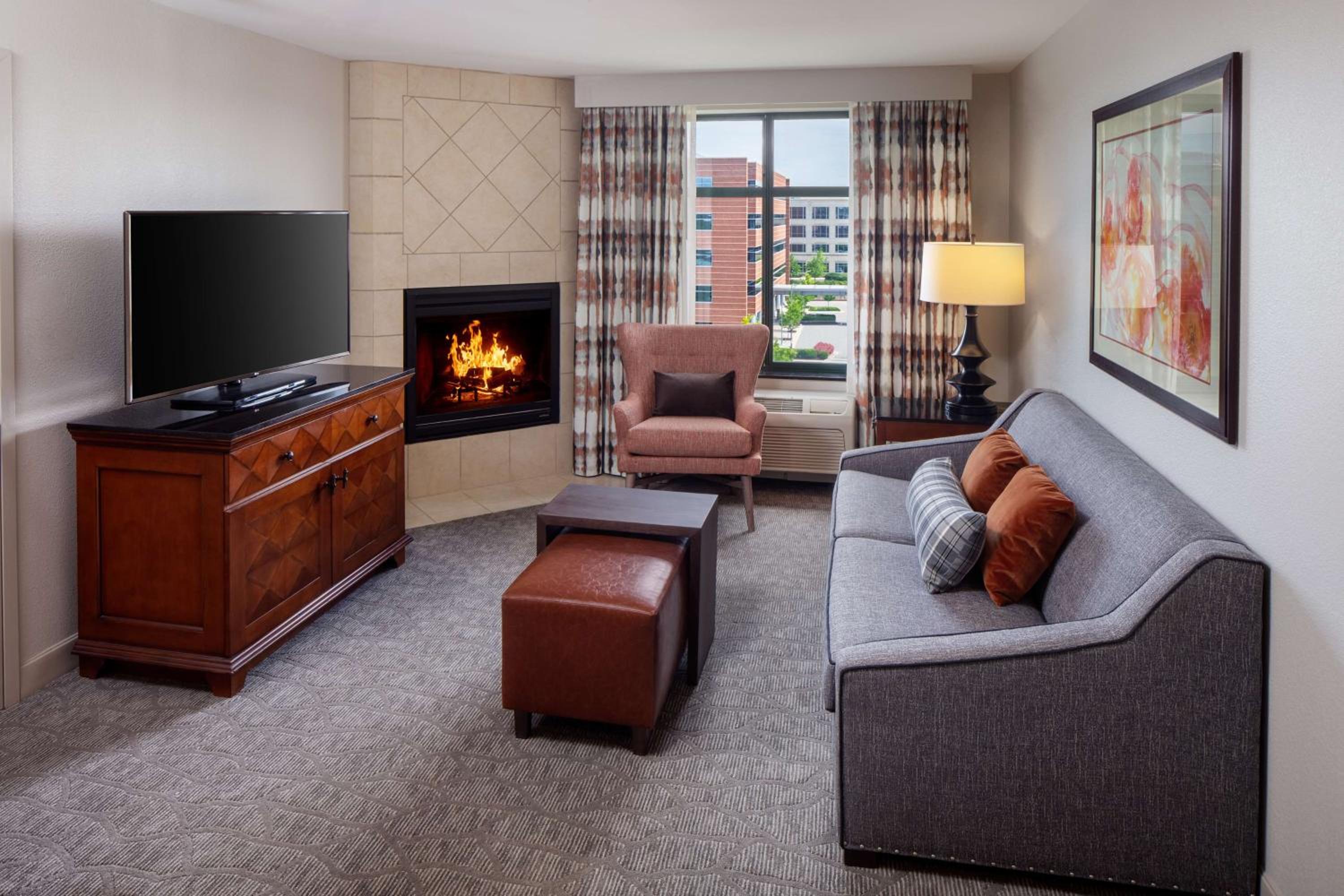 One-Bedroom King Suite w/ Fireplace Nonsmoking - Photo 3
