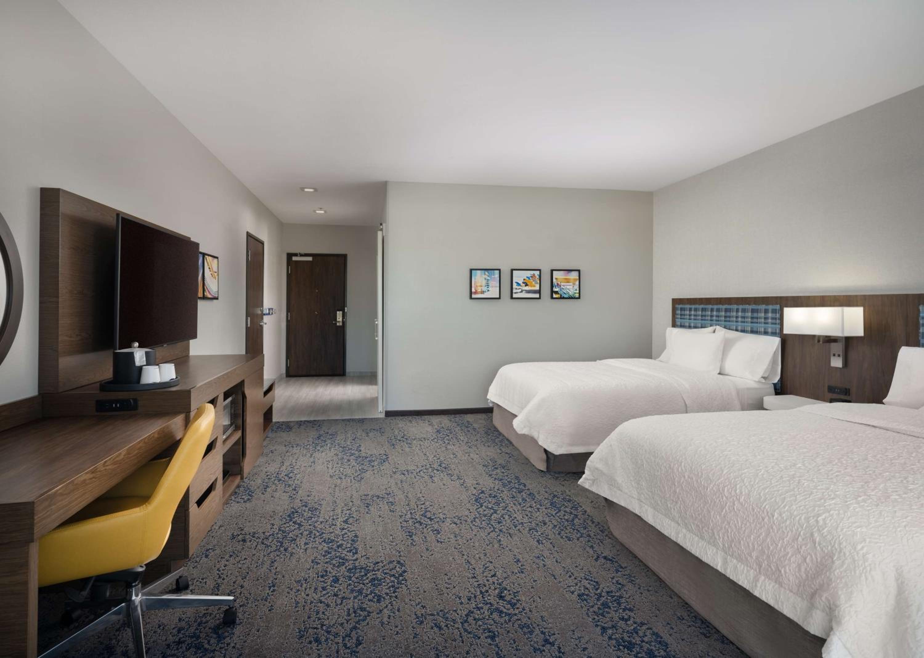 Queen Room with Two Queen Beds - Hearing Access/Non-Smoking - Photo 7
