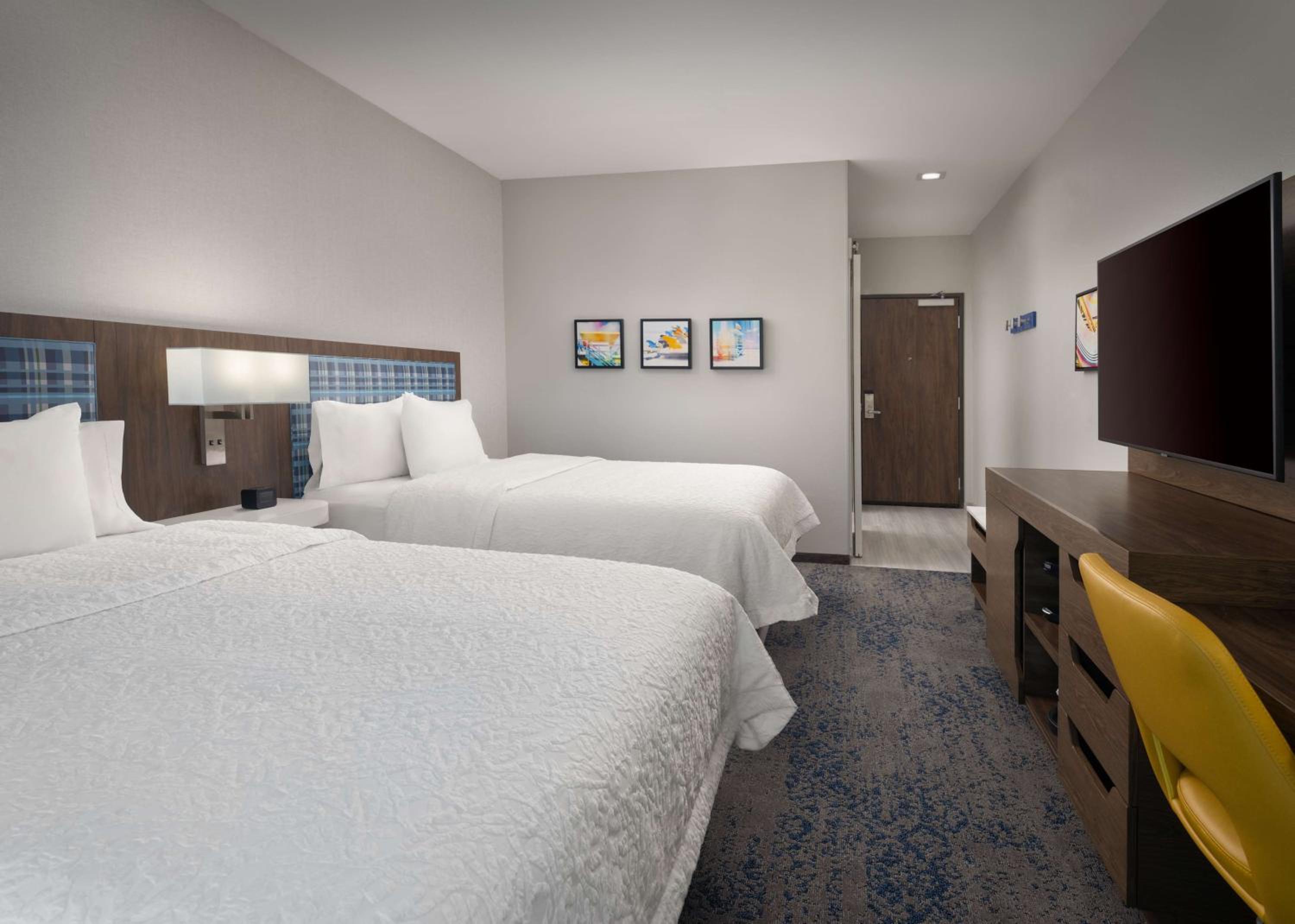 Queen Room with Two Queen Beds - Hearing Access/Non-Smoking - Photo 5