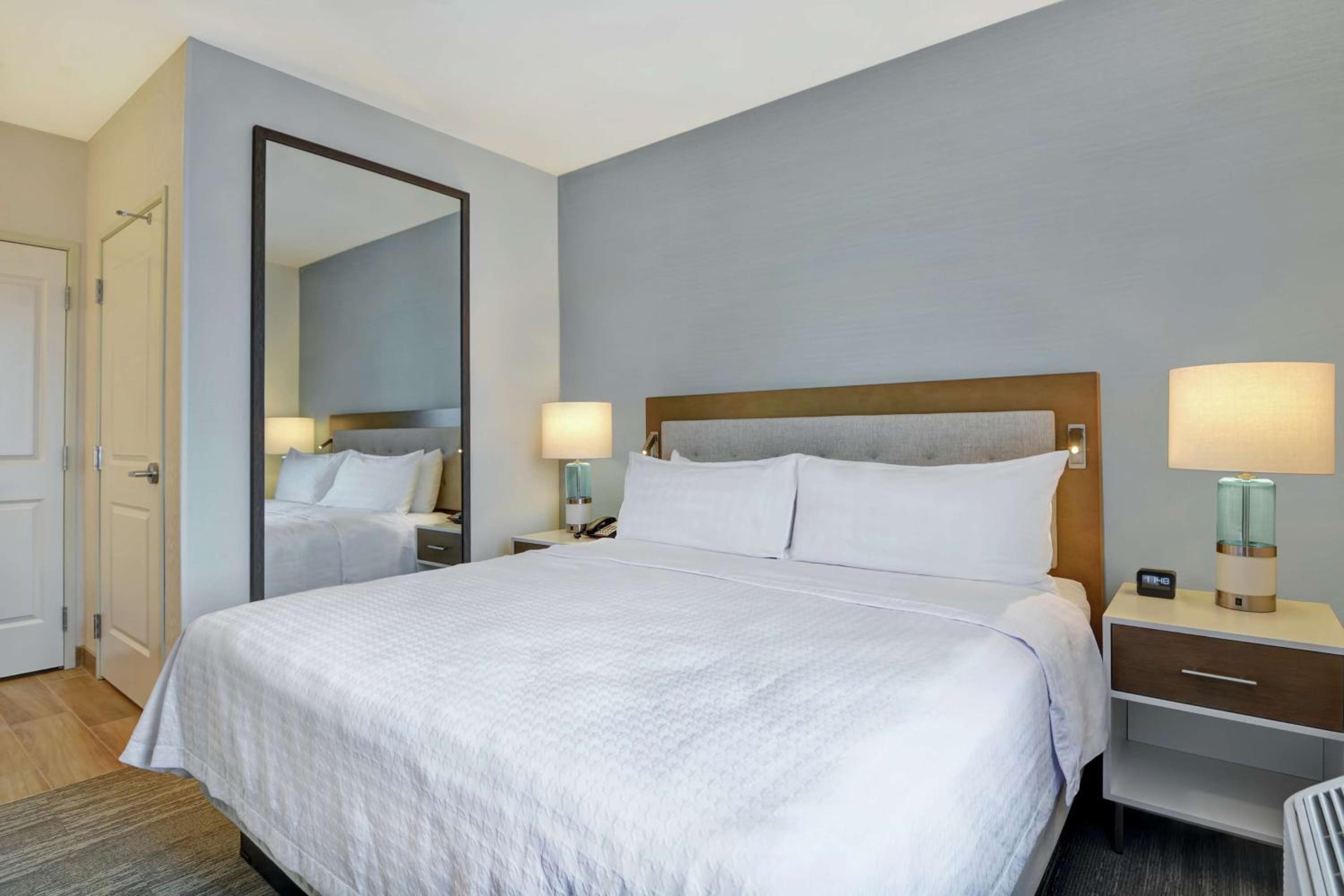 One-Bedroom King Suite - Non-Smoking - Photo 1