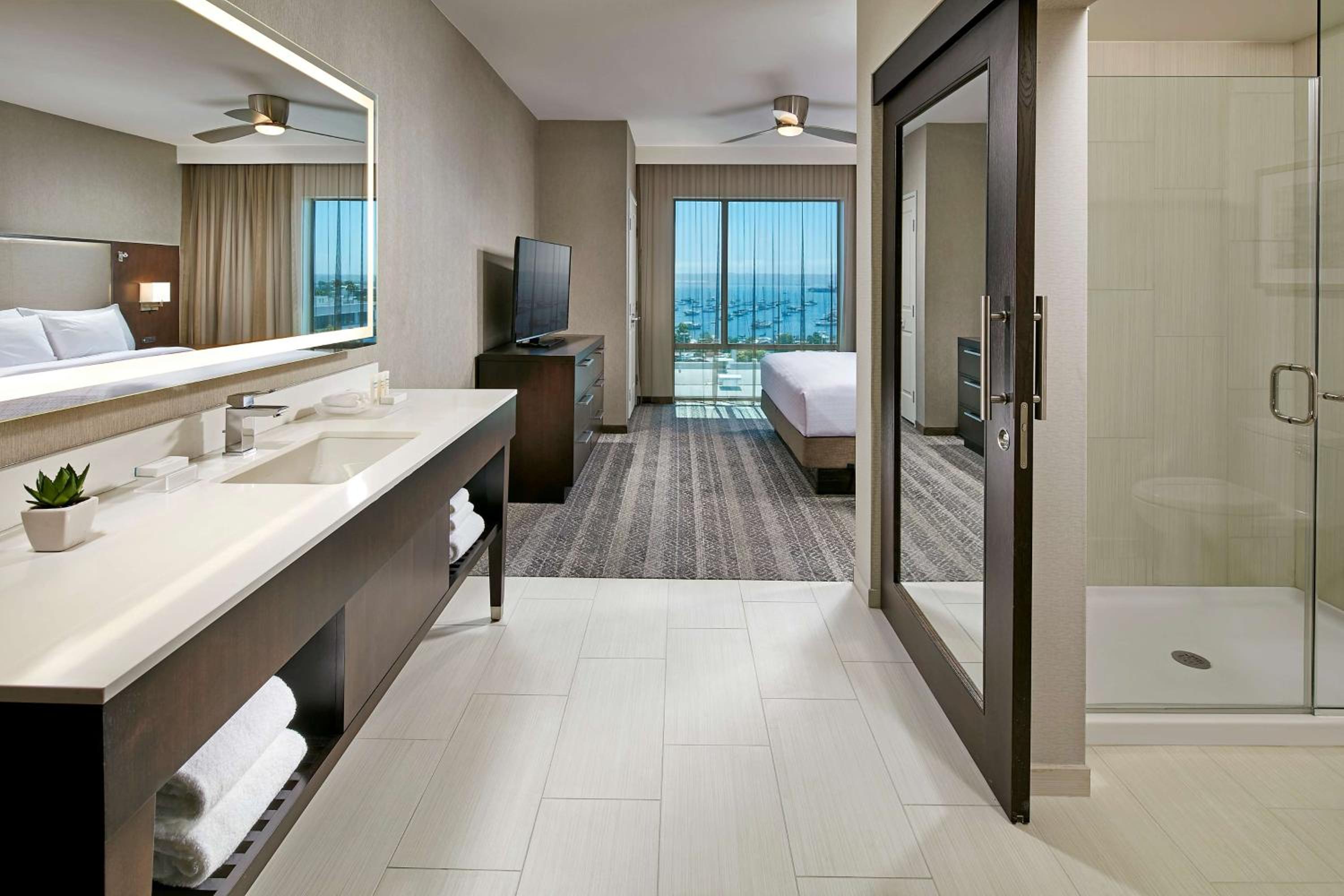 King Studio Suite with Harbor View thumbnail 5