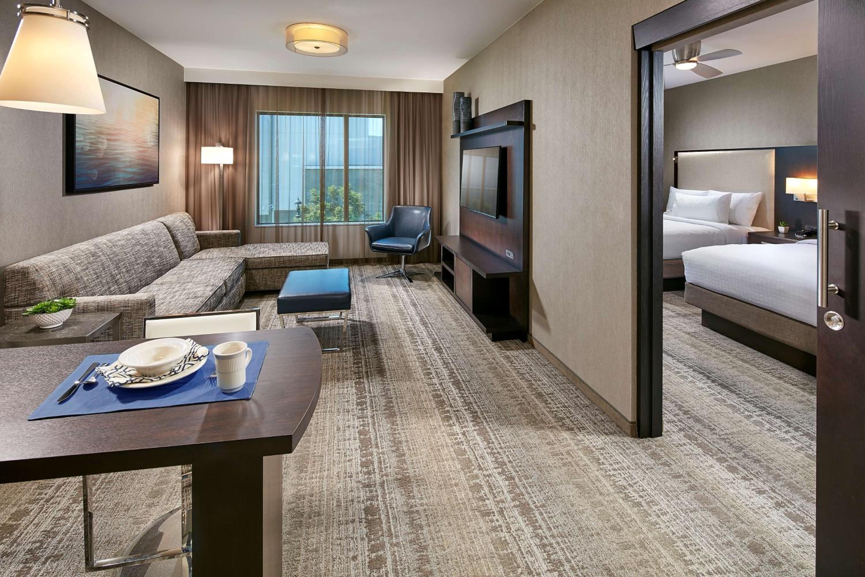 Queen Studio Suite - Hearing Accessible