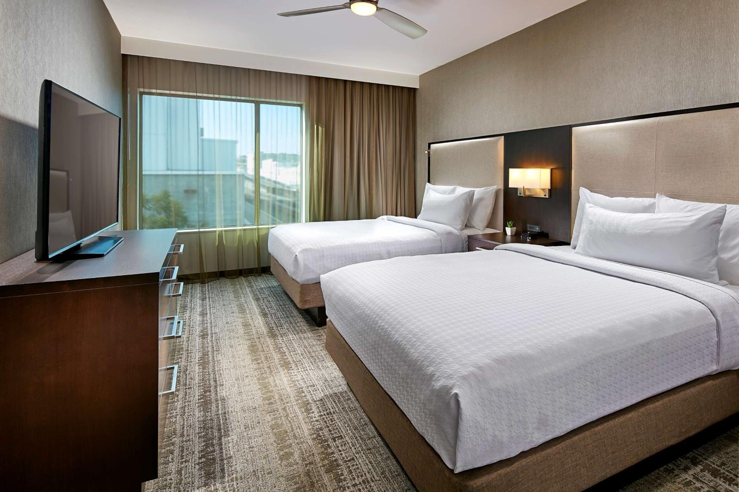 Queen Studio Suite - Hearing Accessible