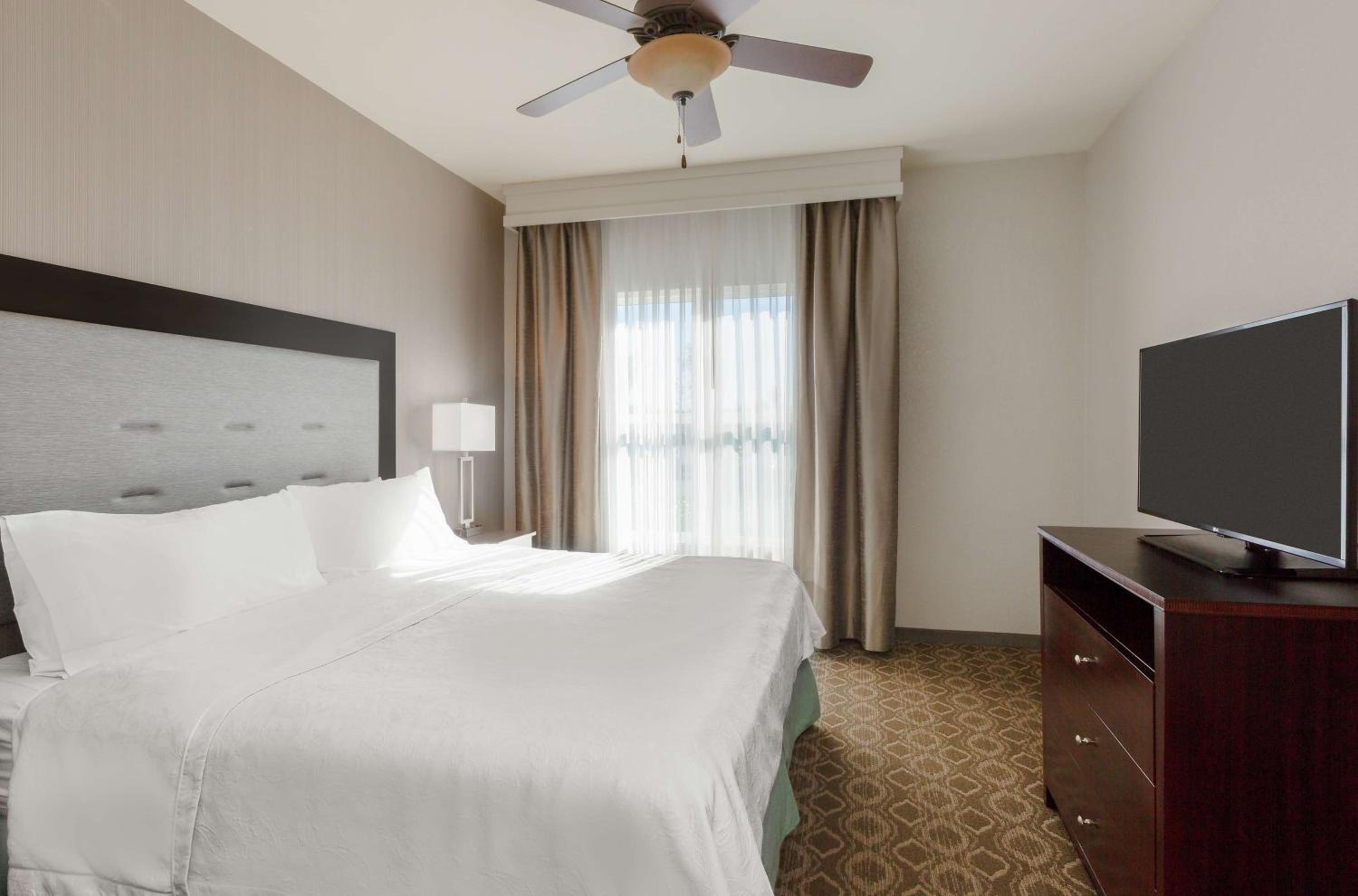 Premium One-Bedroom King Suite - Non-Smoking - Photo 5