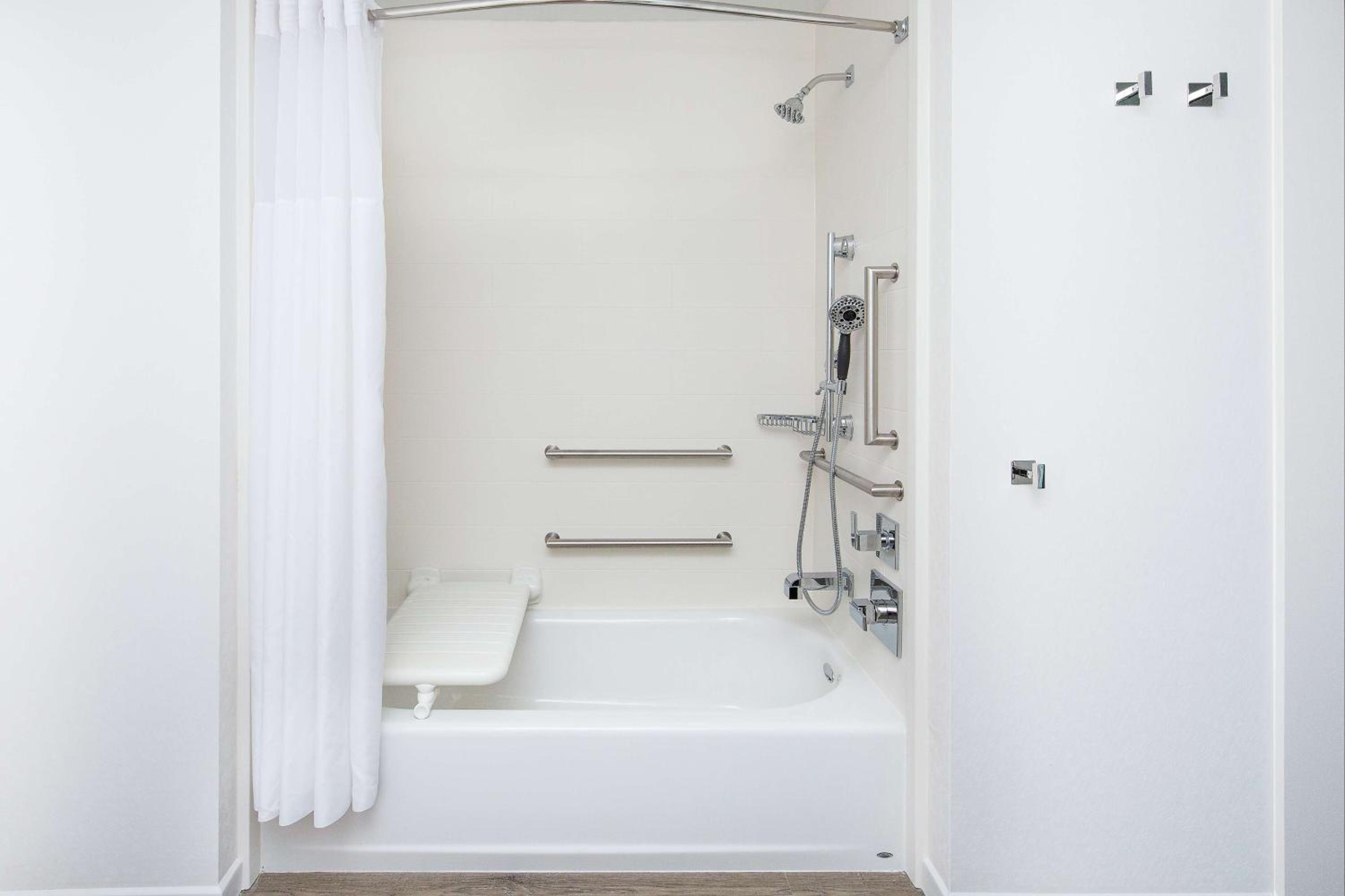 Queen Room with Two Queen Beds and Bath Tub - Water View/Disability Access
