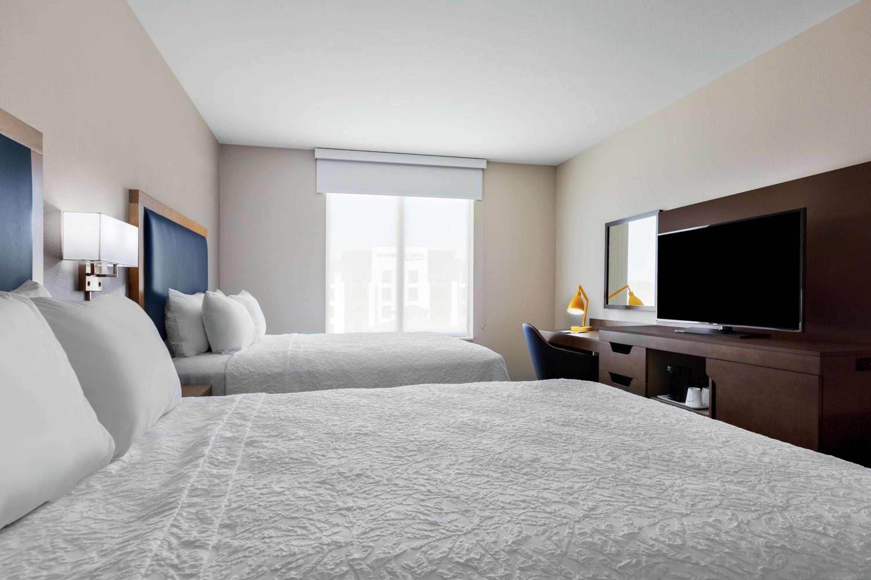 Queen Room with Two Queen Beds - Non-Smoking thumbnail 5