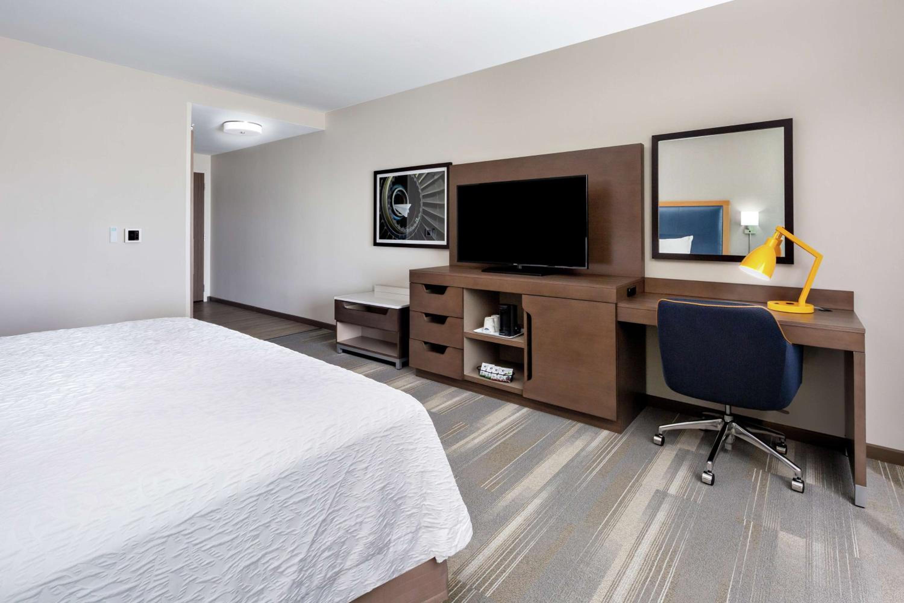King Room with Bath Tub - Mobility and Hearing Access/Non-Smoking