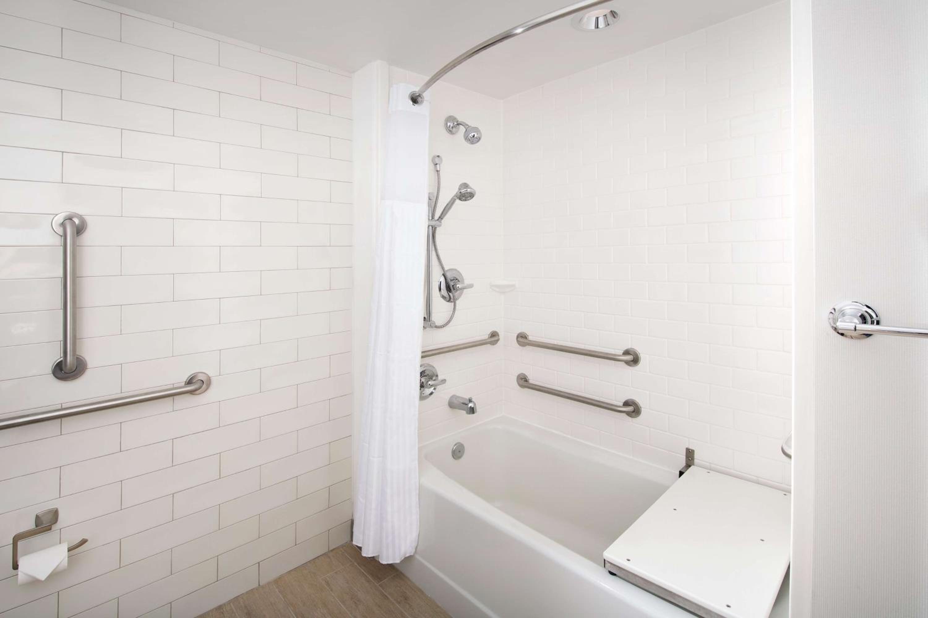 King Room with Tub - Mobility and Hearing Access - Photo 4