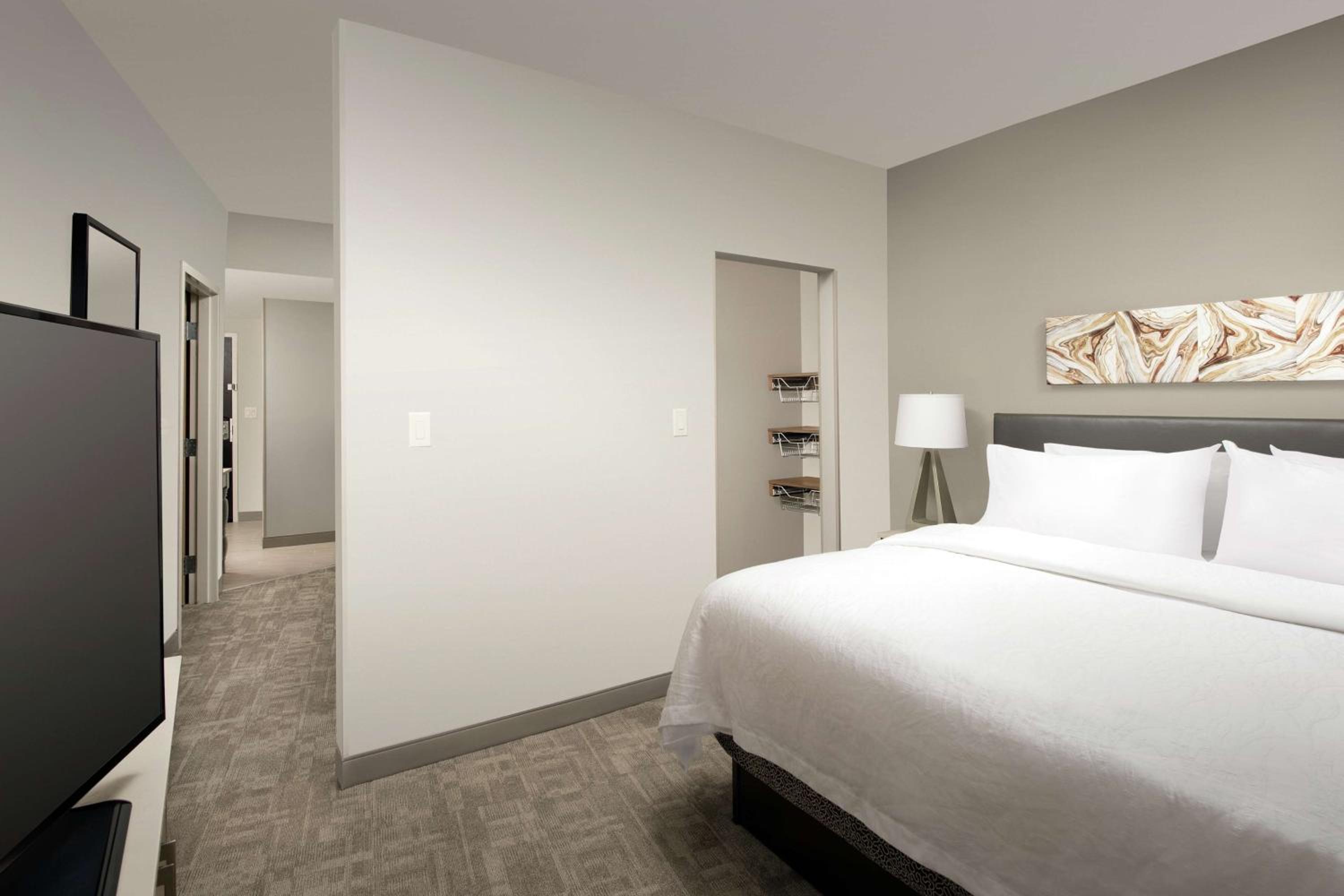 Junior King Suite with Sofa Bed - Photo 5