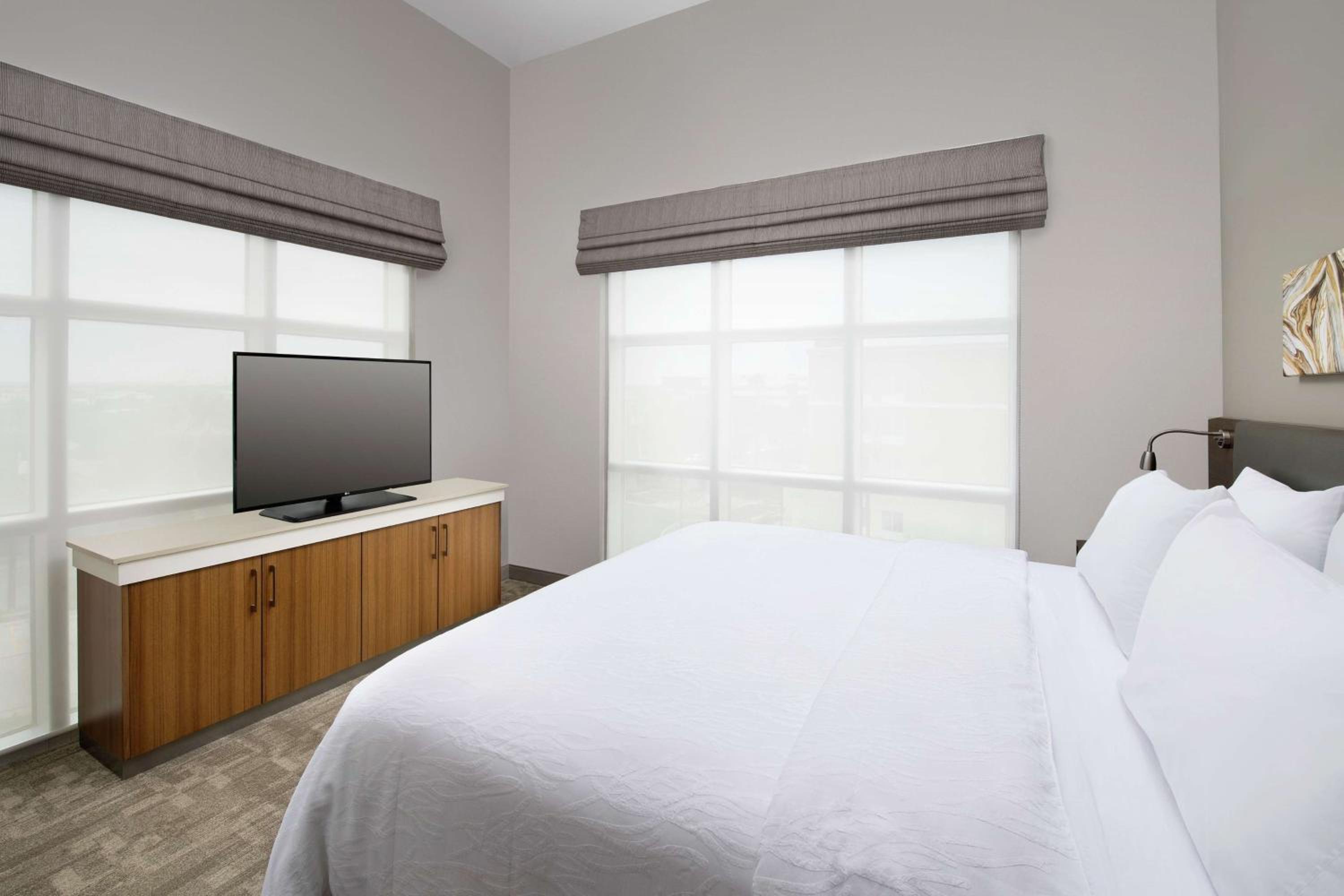 Junior King Suite with Sofa Bed - Photo 3