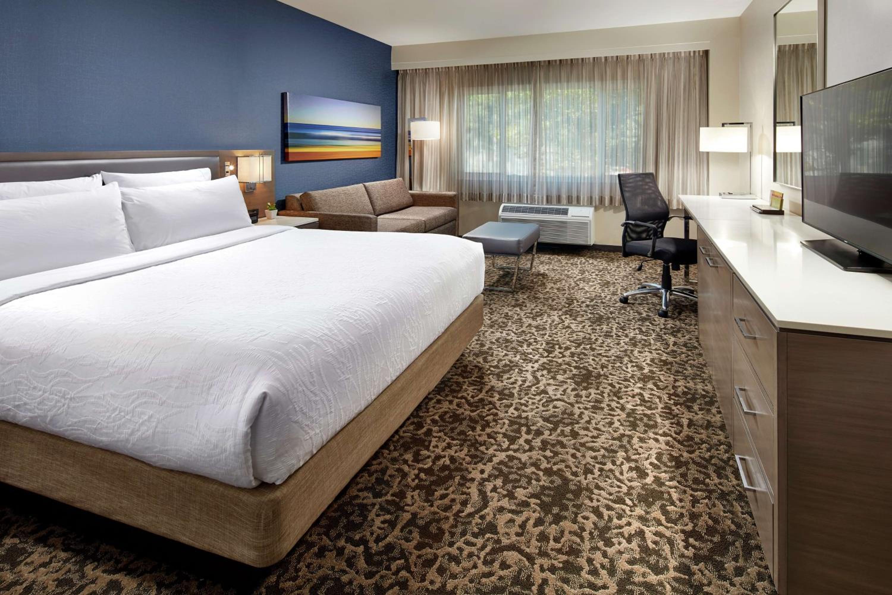 King Room with Sofa Bed - Photo 2