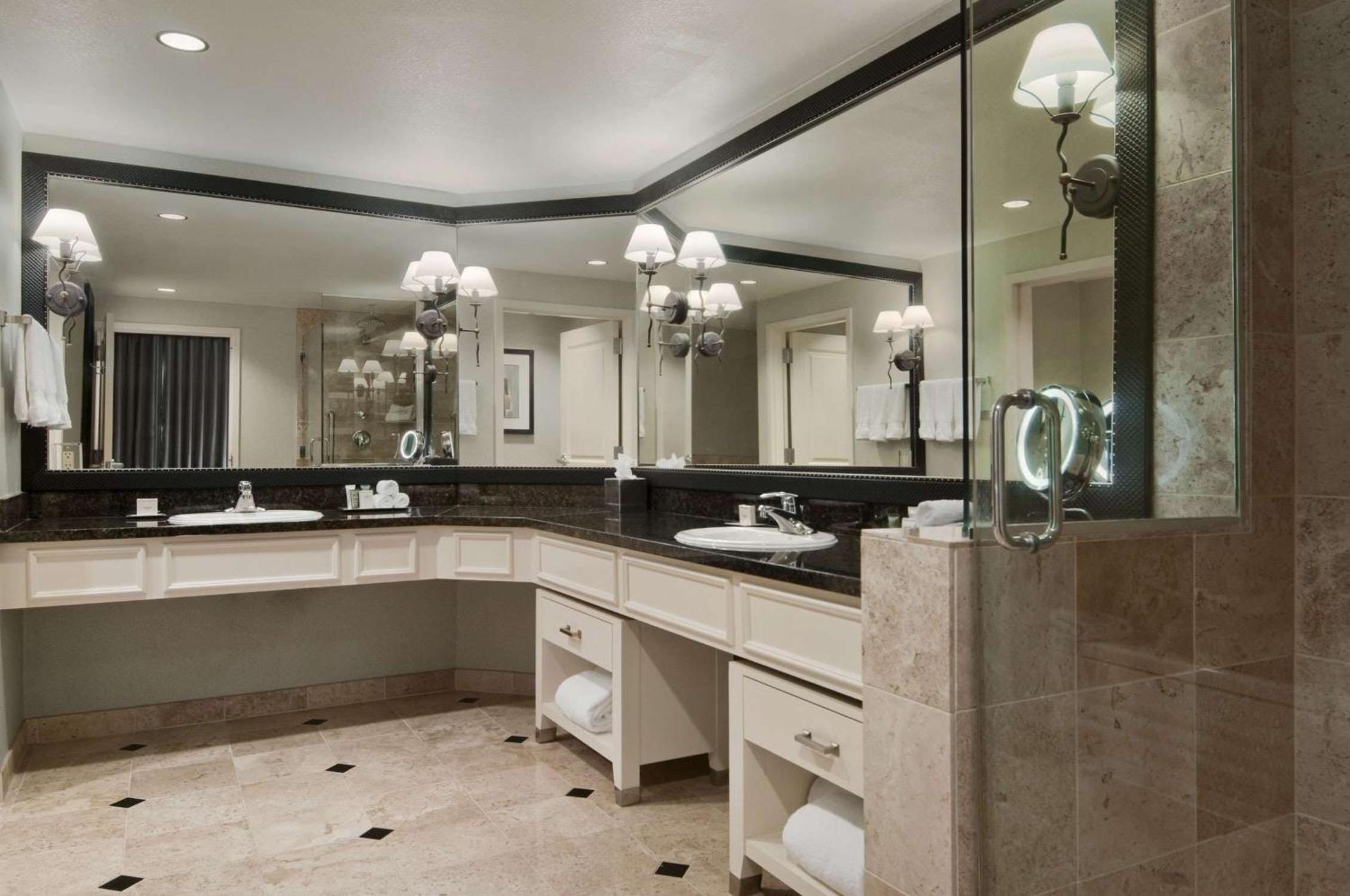 One-Bedroom King Suite with Balcony - Photo 12