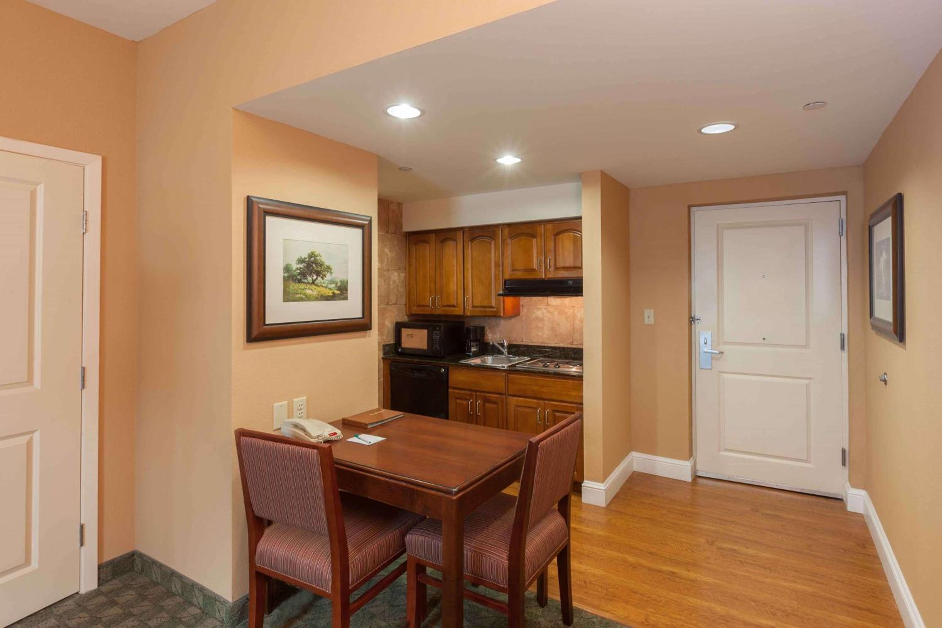 One-Bedroom Queen Suite with Two Queen Beds - Non-Smoking - Photo 2