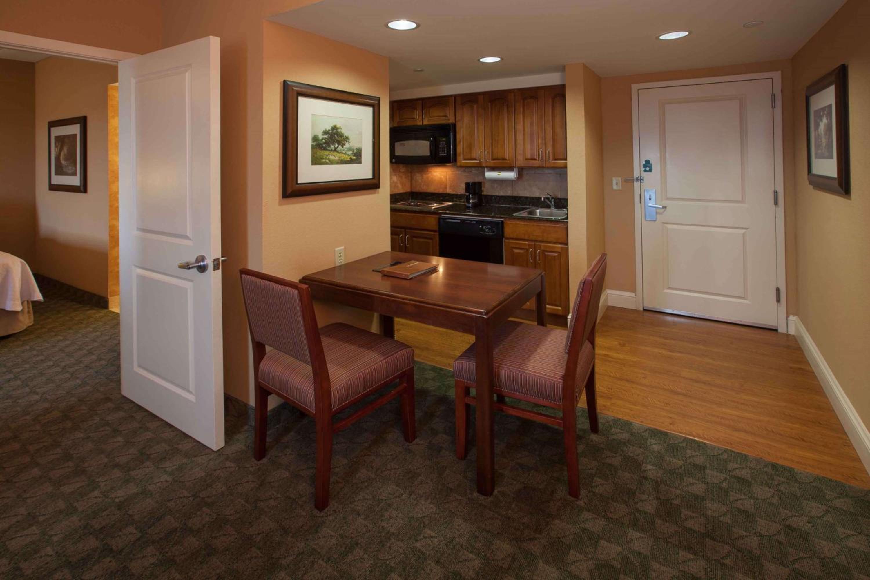 Suite with Two Queen Beds and Roll-In Shower - Mobility Access/Non-Smoking - Photo 3