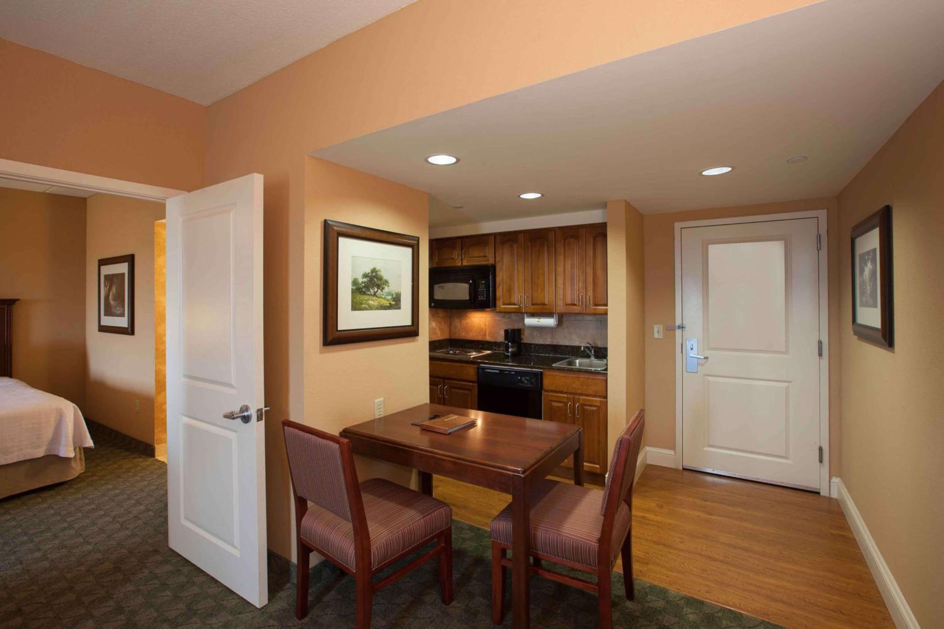 One-Bedroom Queen Suite with Two Queen Beds - Non-Smoking - Photo 3