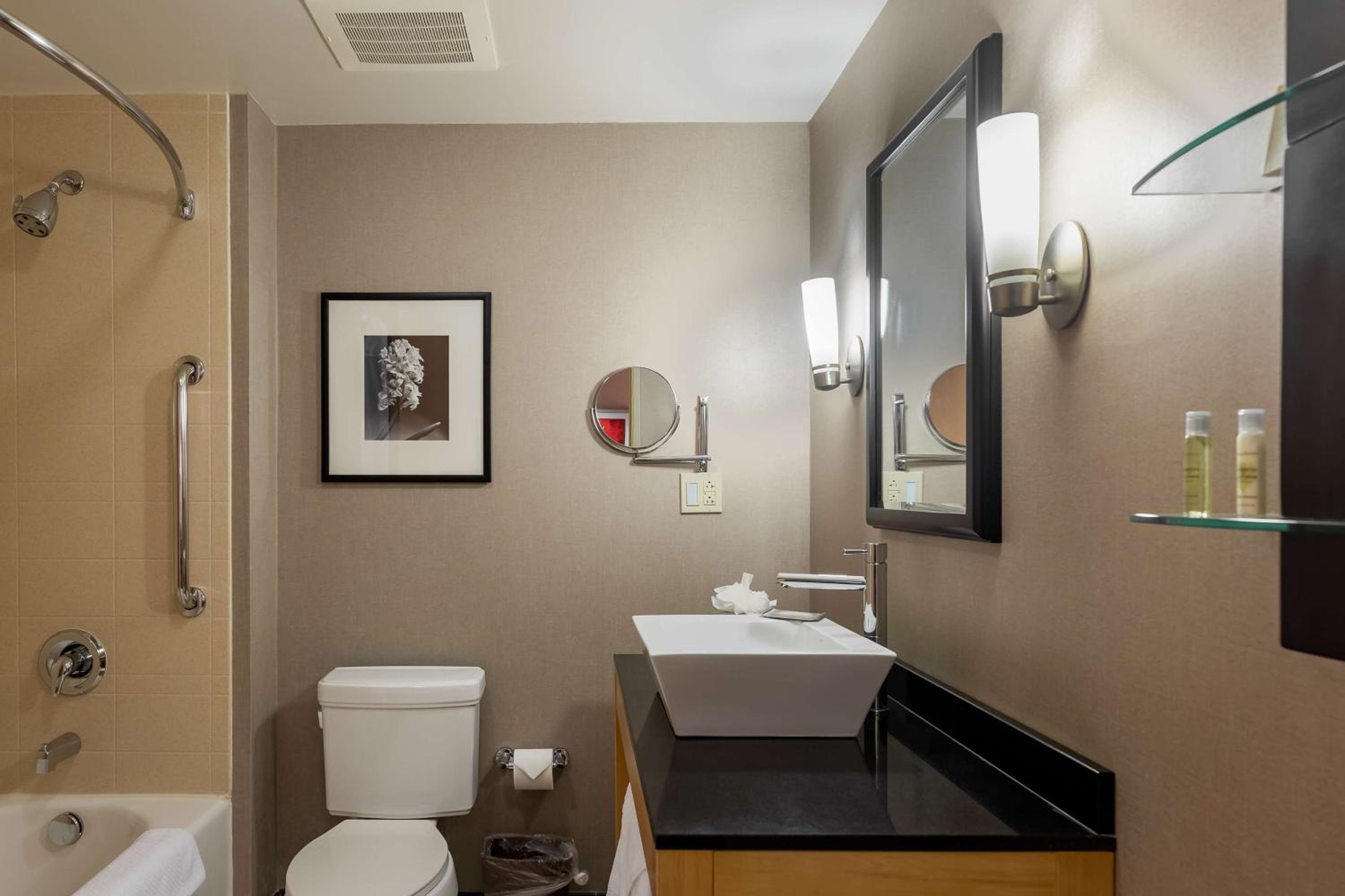 One-Bedroom Corner King Suite - Non-Smoking - Photo 4