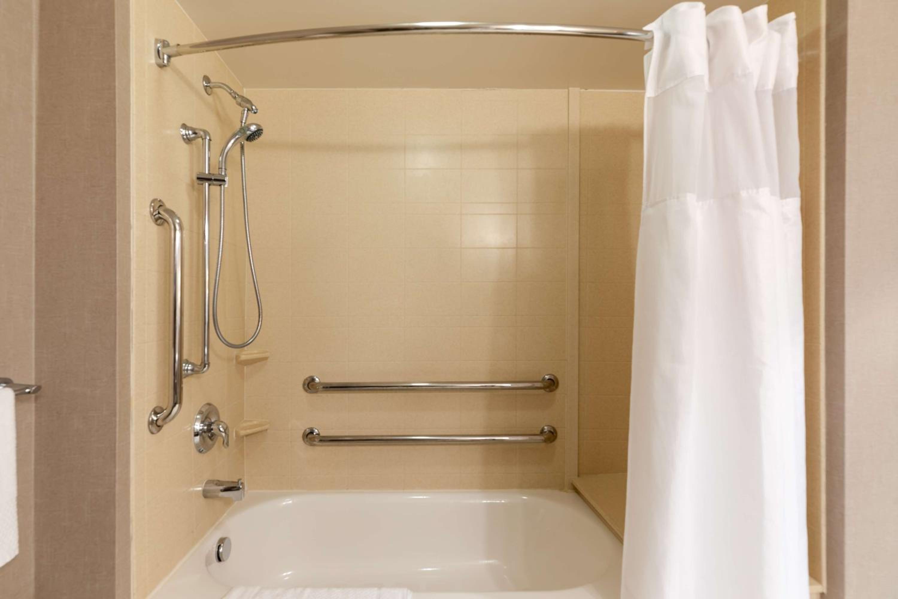 King Studio with Bath Tub - Disability Access