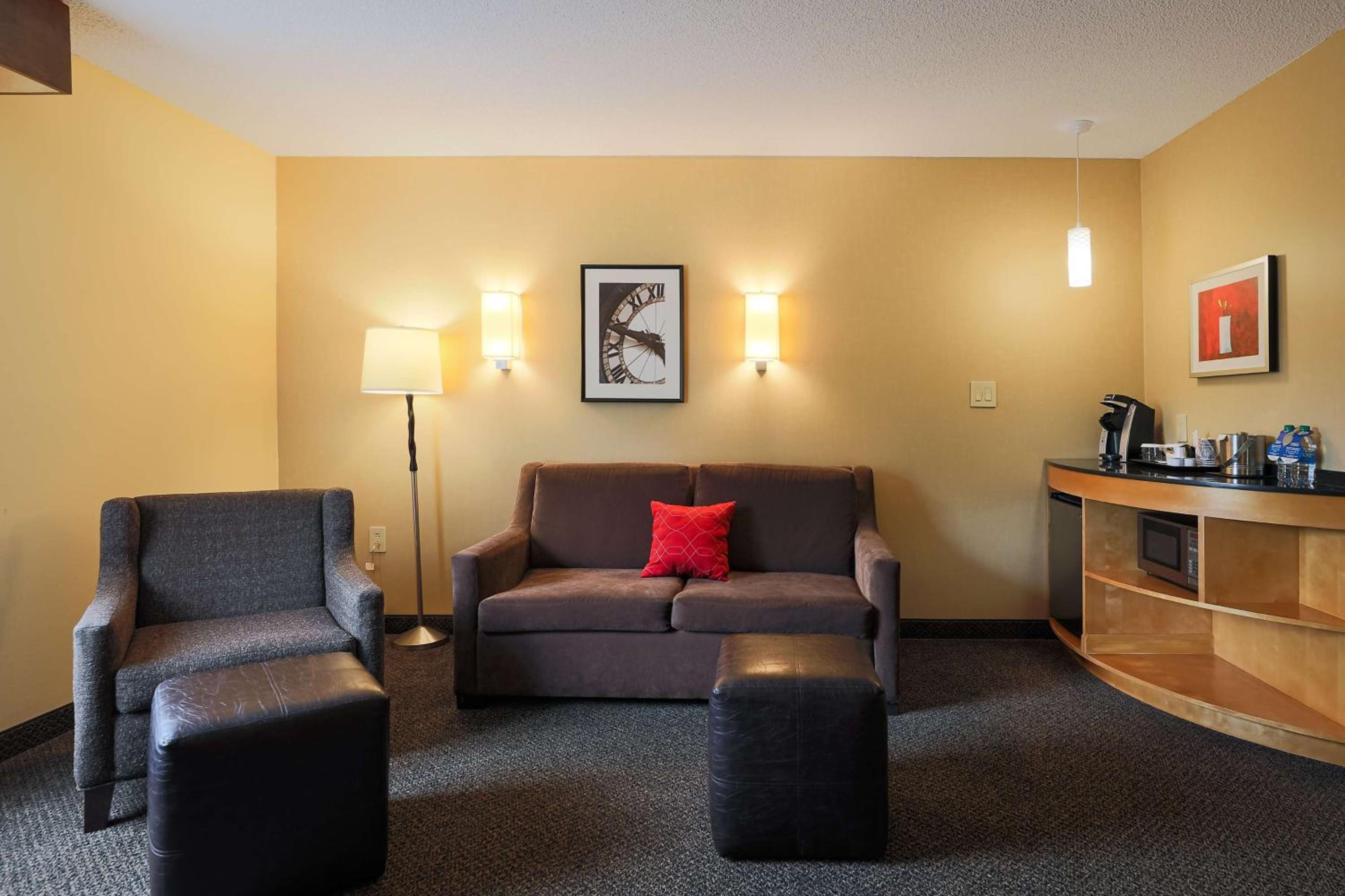 One-Bedroom Corner King Suite - Non-Smoking - Photo 1