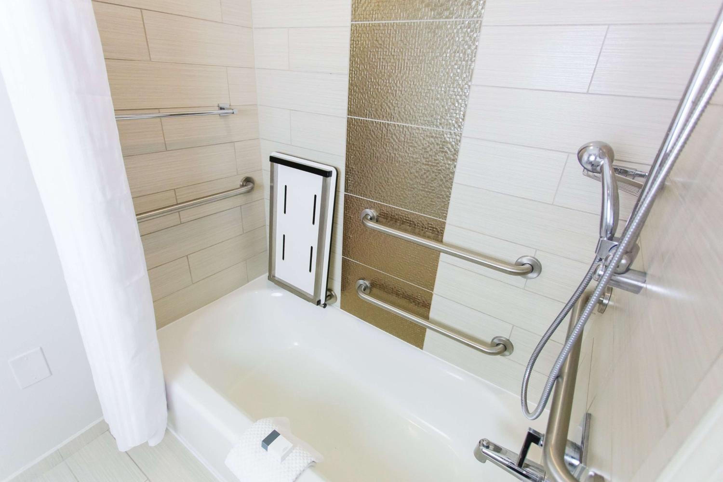 King Room with Accessible Tub - Mobility and Hearing Access/Non-Smoking - Photo 4