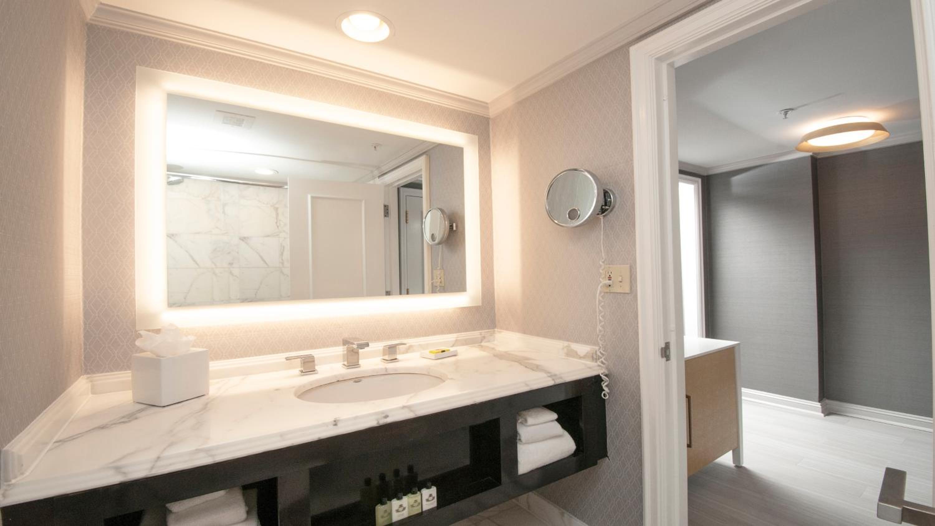 Classic Concierge King Room with Plaza View - Photo 3