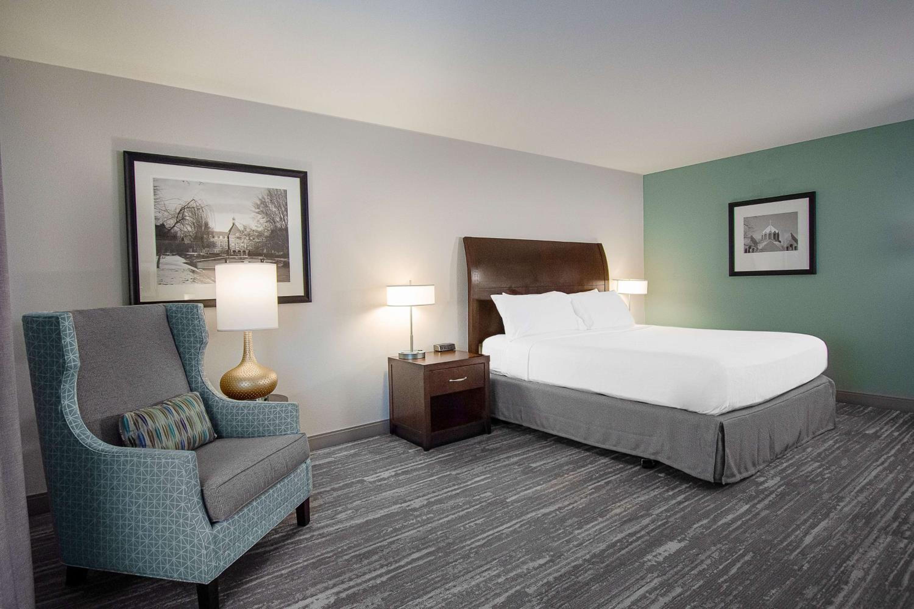 One-Bedroom with King Bed/Accessible Bathtub - Photo 1