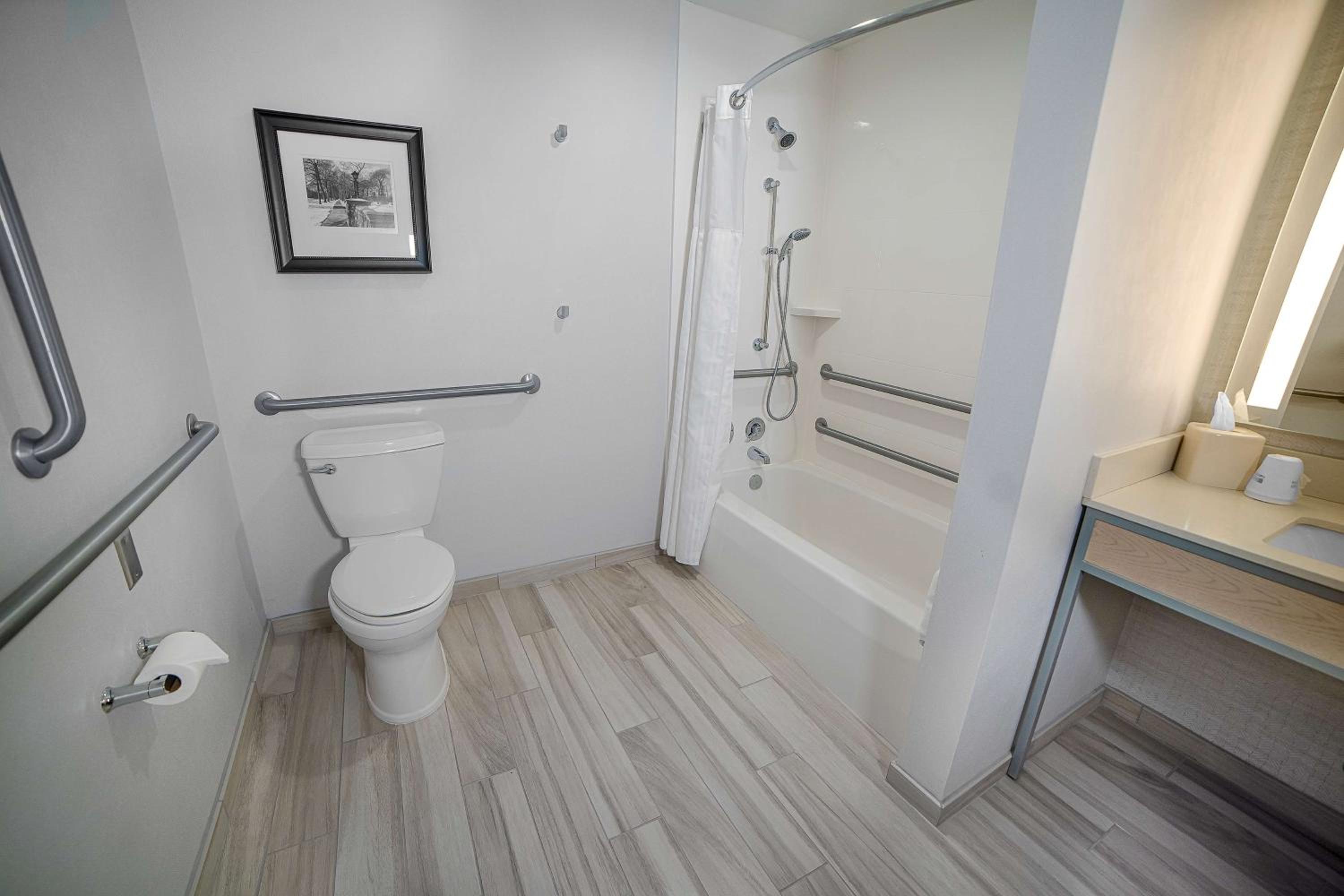 Queen Room with Two Queen Beds - Mobility Access - Photo 2