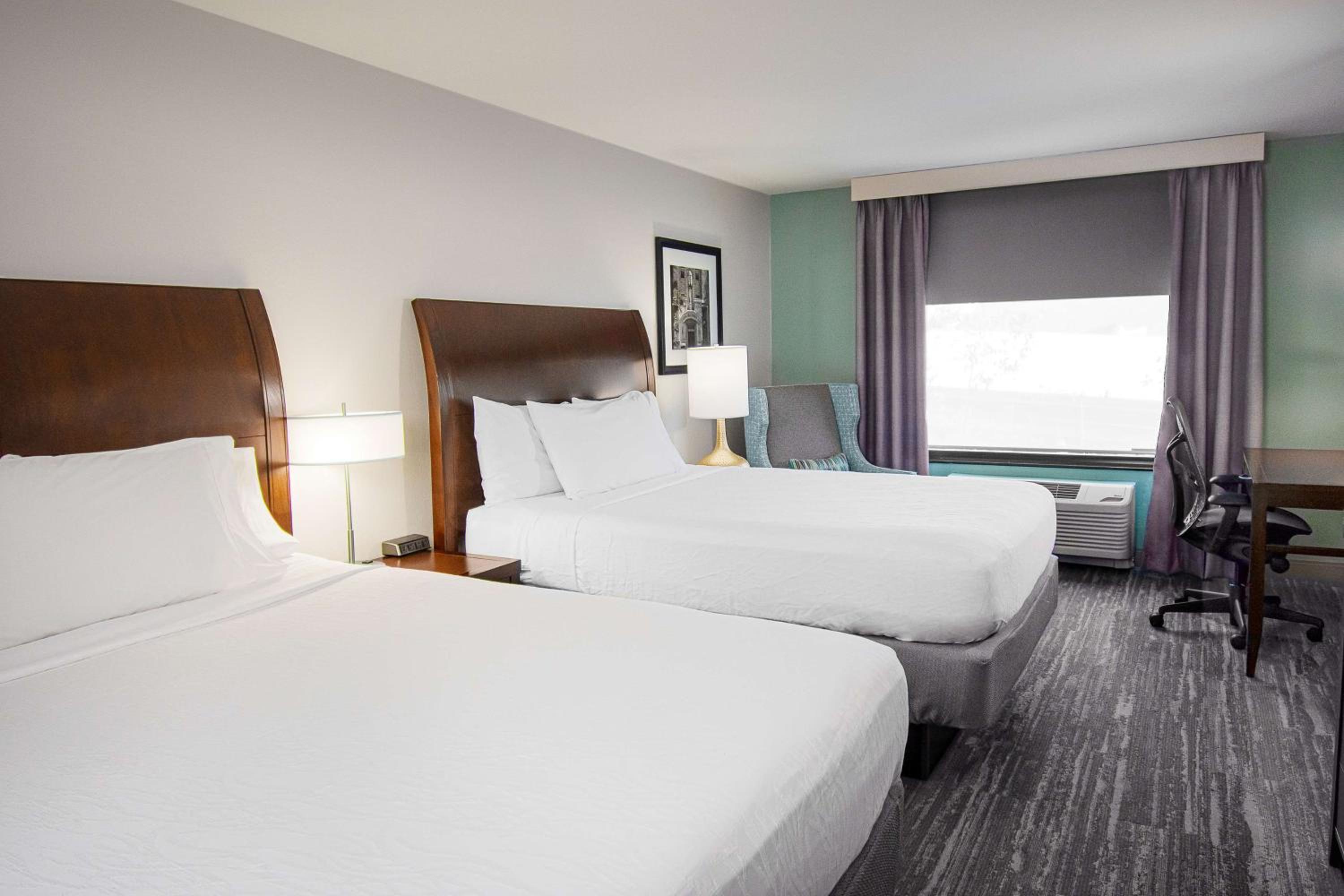 Queen Room with Two Queen Beds - Photo 4