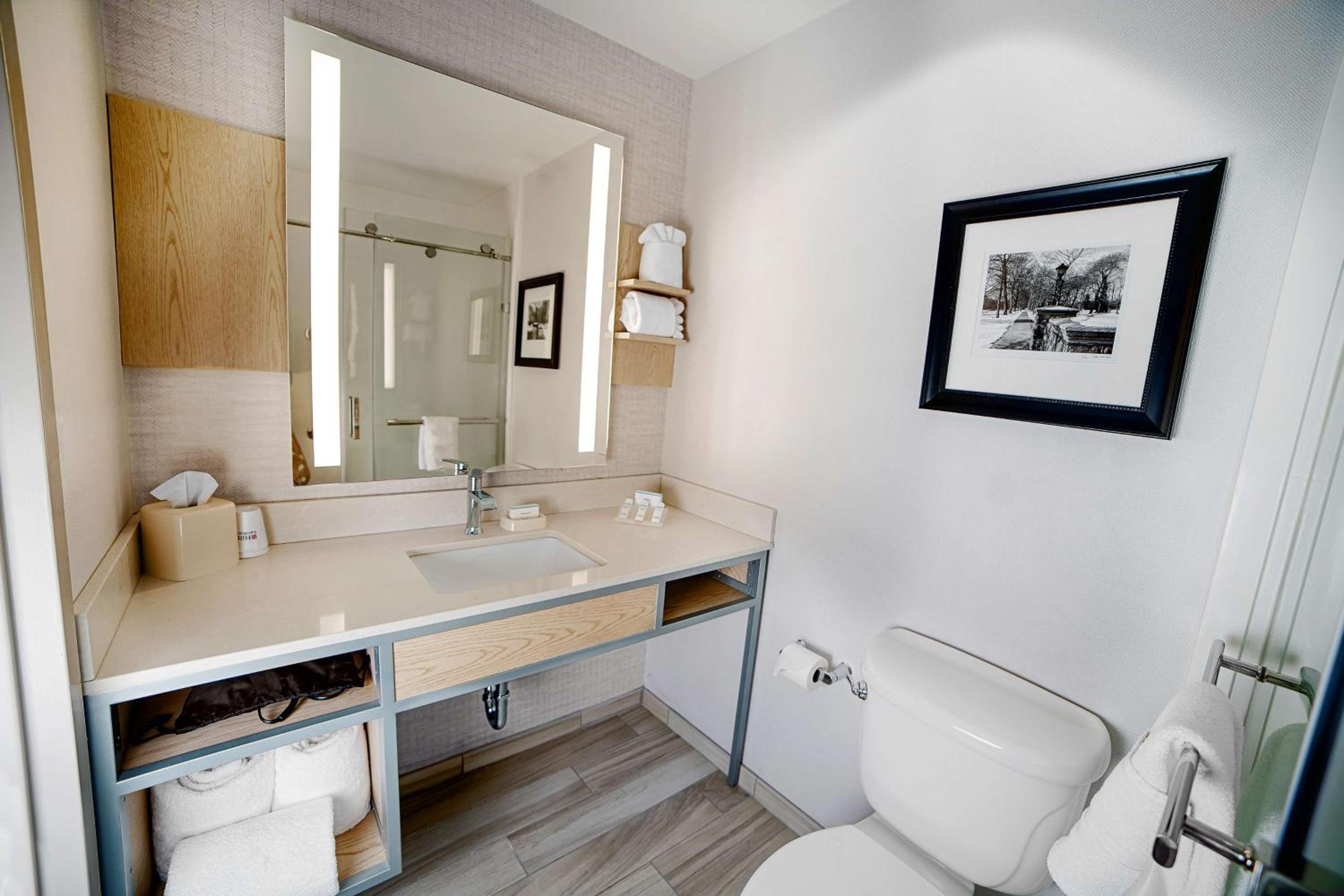 Queen Room with Two Queen Beds - Photo 2