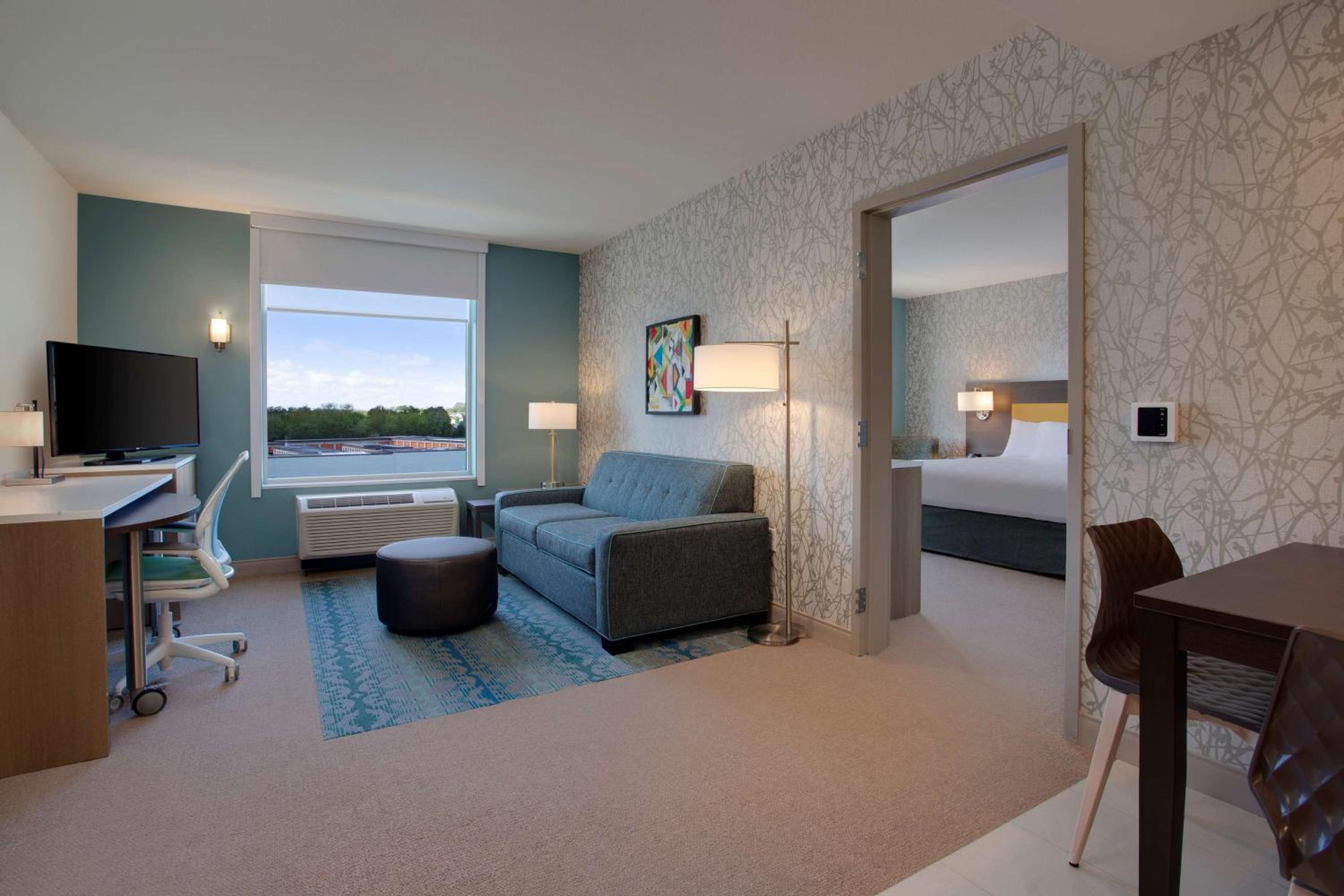 King Suite - Mobility and Hearing Access/Non-Smoking photo 2