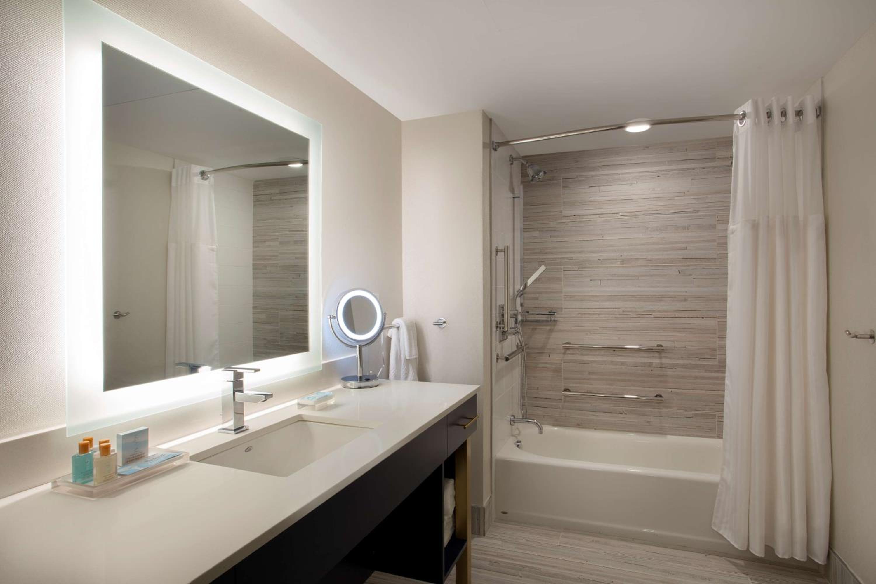 Junior Suite with Two Queen Beds and Mobility Accessible Tub - Photo 4