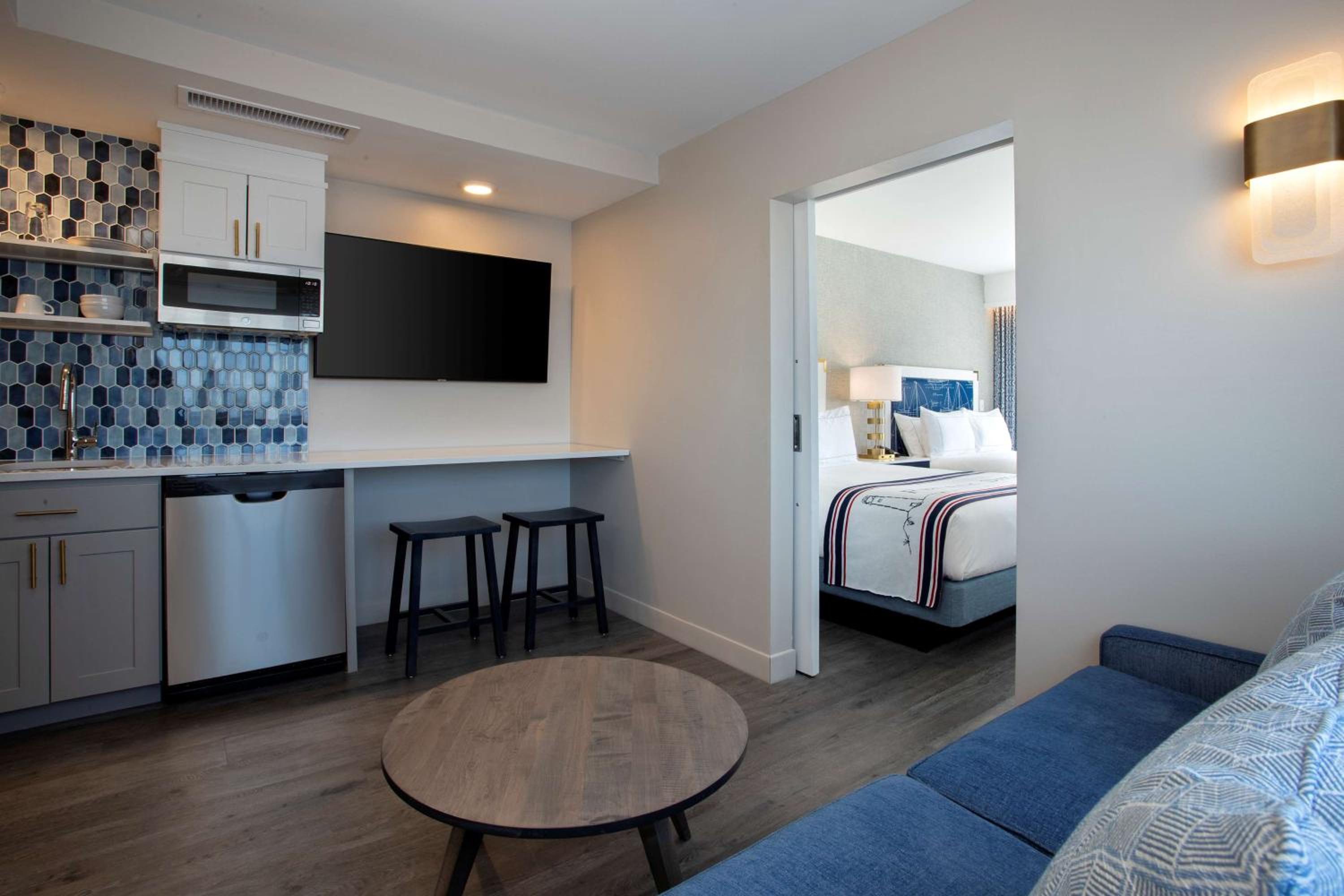 One-Bedroom Suite with Two Queen Beds and Kitchenette - Photo 1